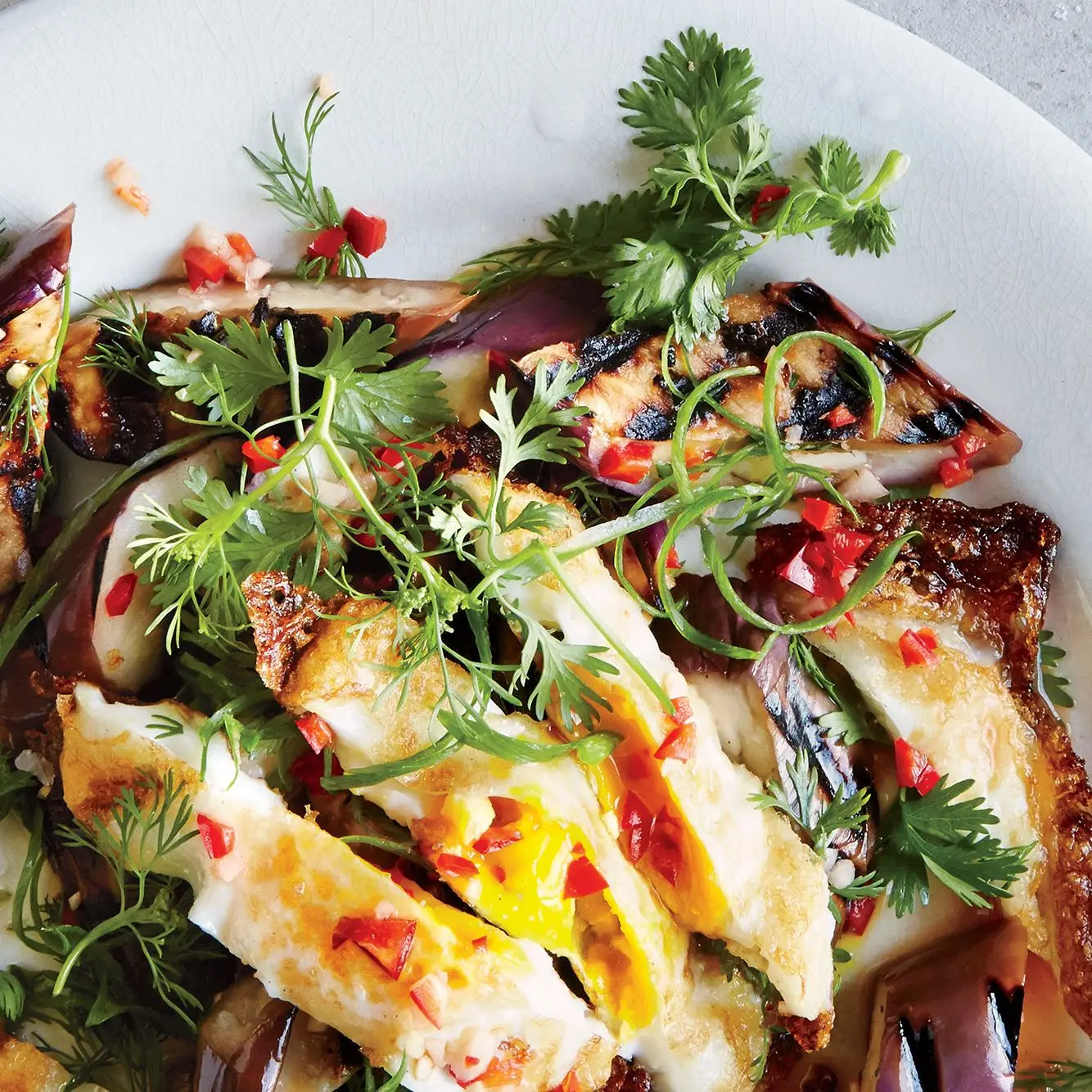 Berinjela grelhada com molho picante fresco e ovos crocantes