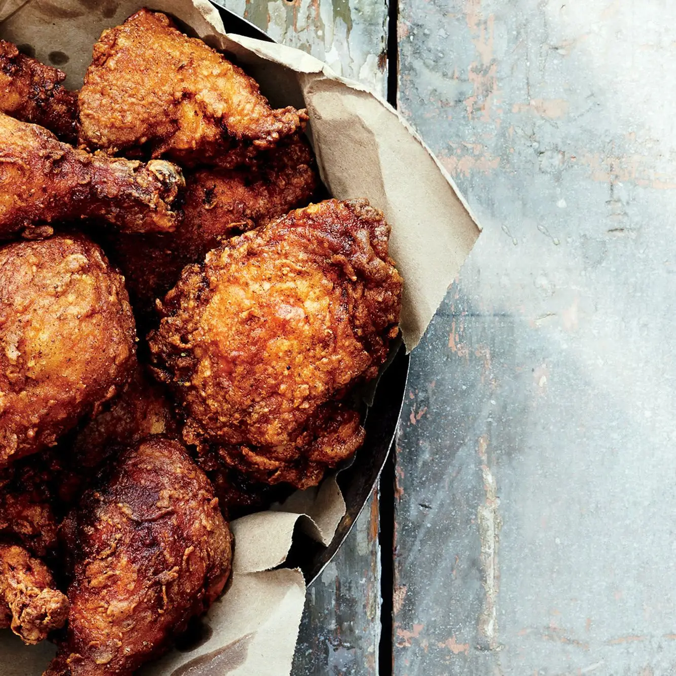 Frango frito envidraçado com baía antiga e pimenta de pimenta
