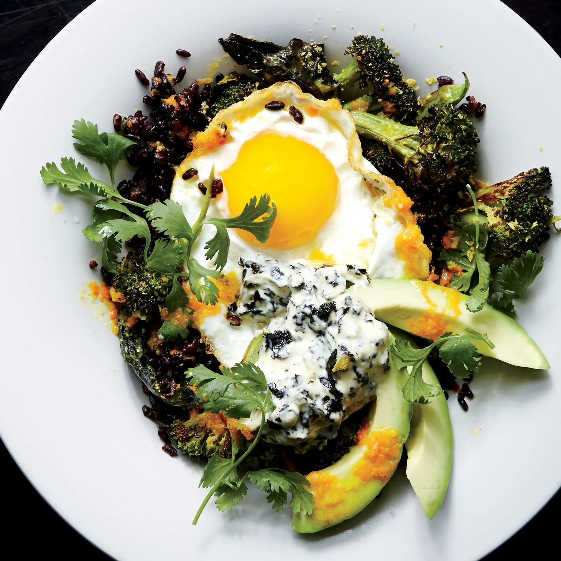 Arroz preto frito com ovo frito e brócolis assado