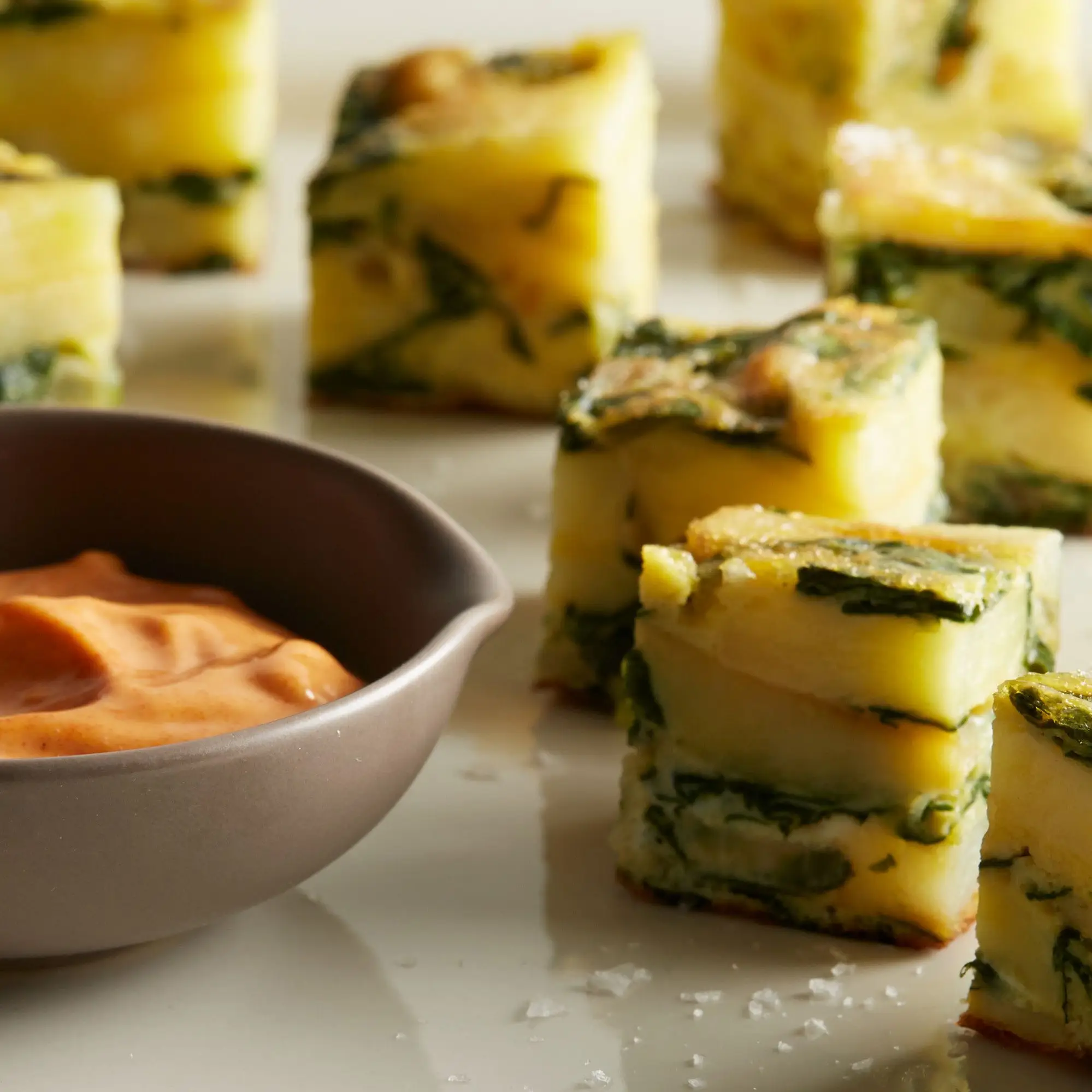 Tortilha espanhola morde com verduras e alho de inverno