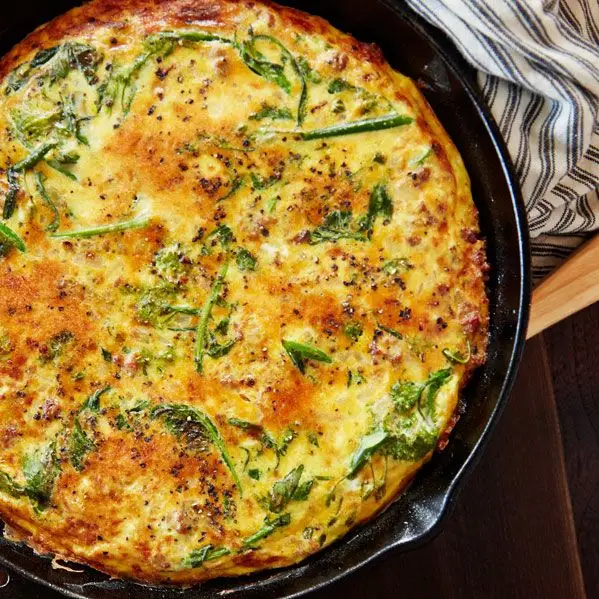 Salsicha e brócolis rabe frittata