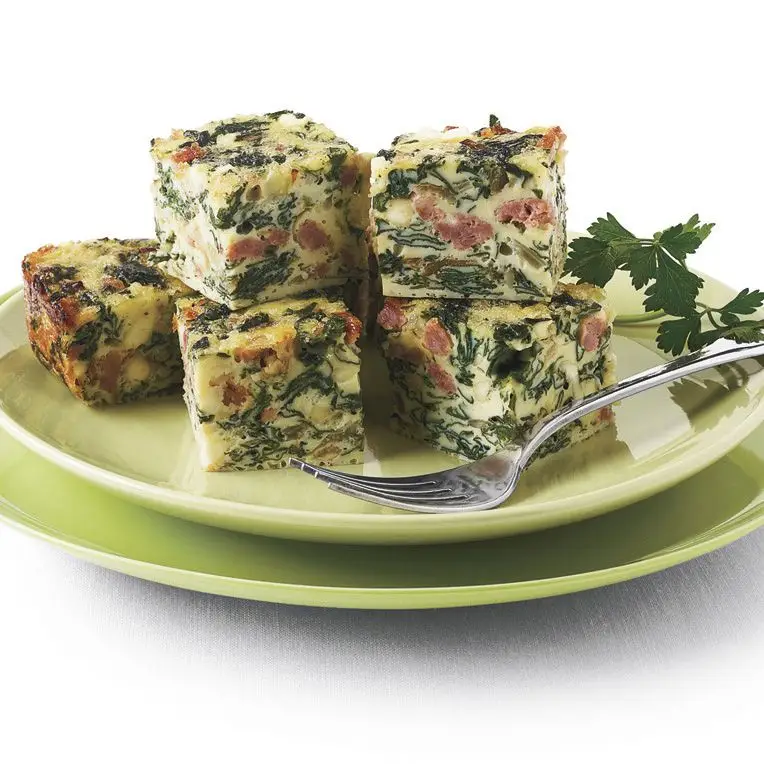 Frittata morde com acelga, salsicha e queijo feta