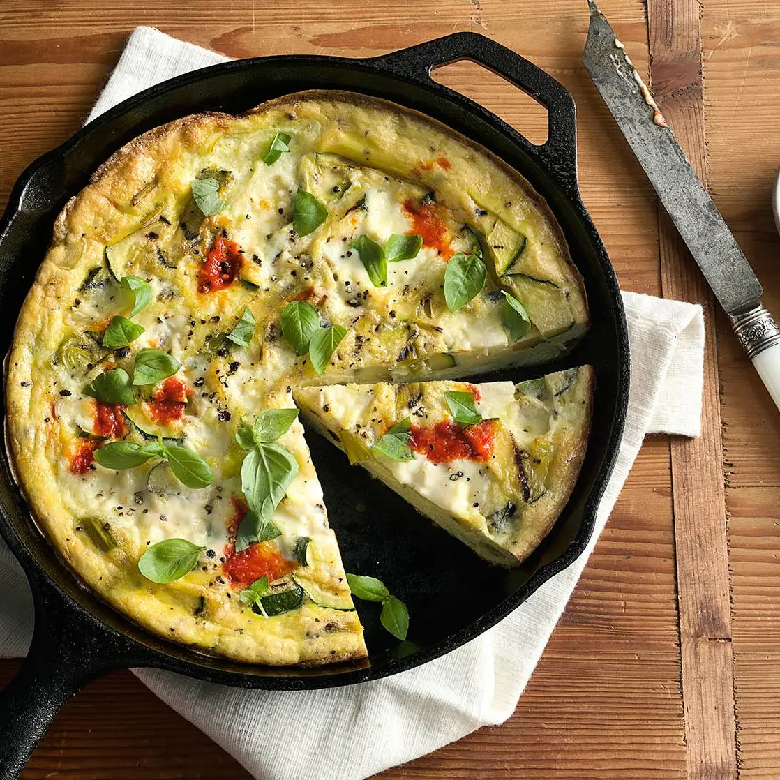 Frittata grelhada com abobrinha, alho -poró, crème fraîche e harissa