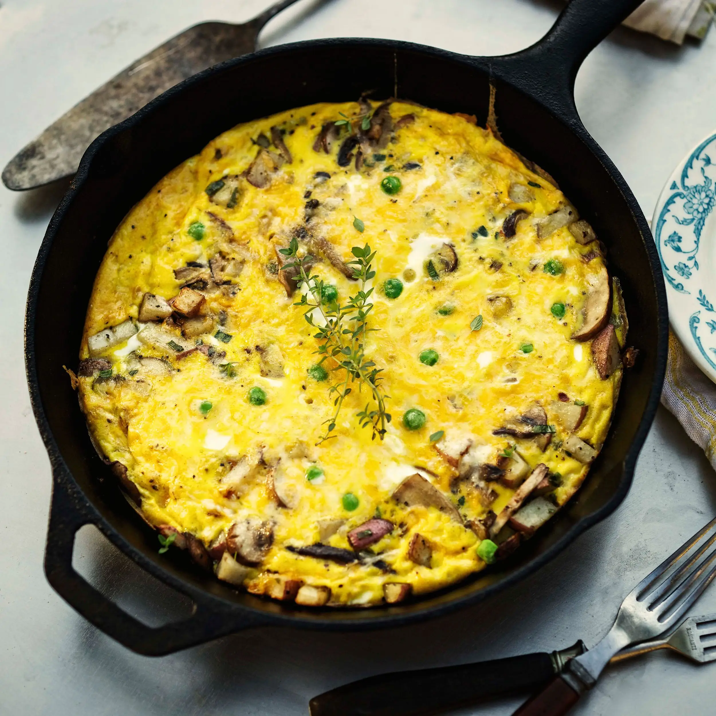 Frittata de cogumelos selvagens com cheddar, cebola verde e ervilhas