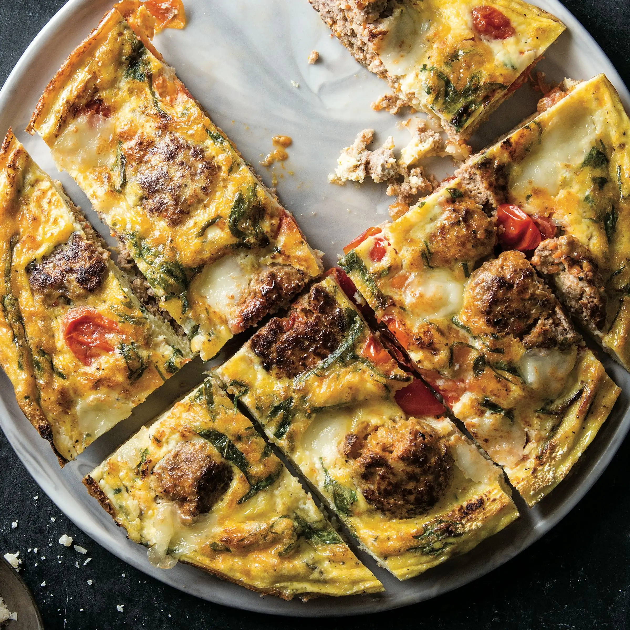 Frittata de almôndega com mussarela e tomate