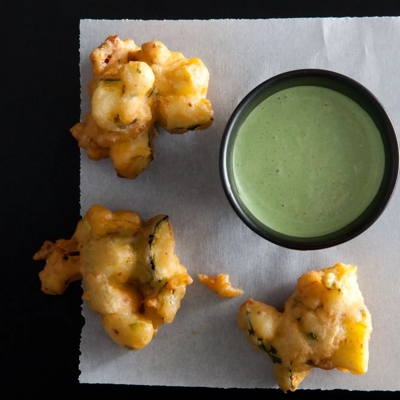 Bolinhos de bacon de abobrinha com molho de manjericão