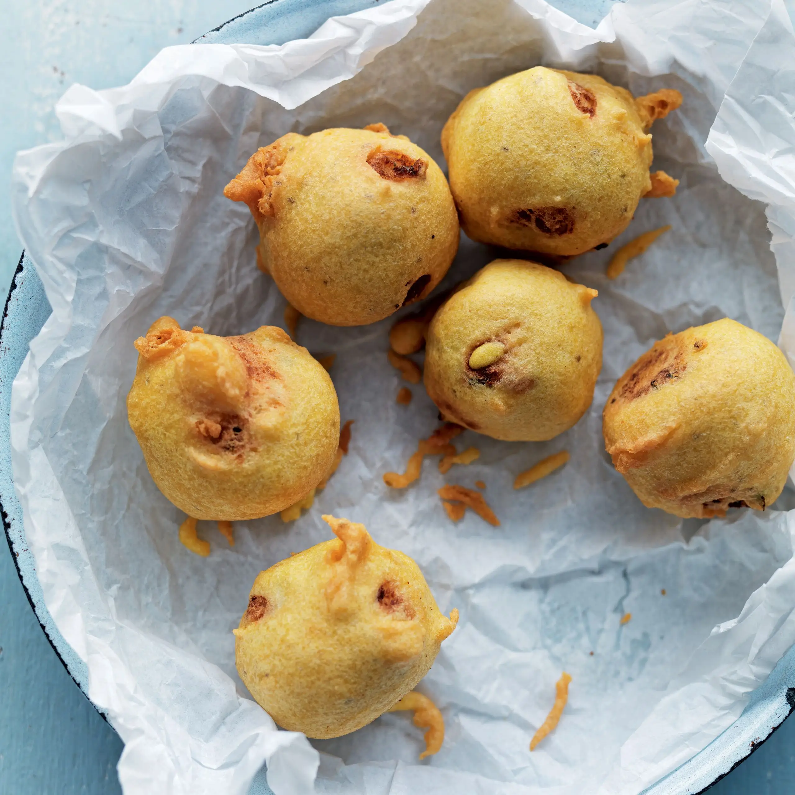 Bonda ou Batata Vada (bolinhos de bola de batata com especiarias)