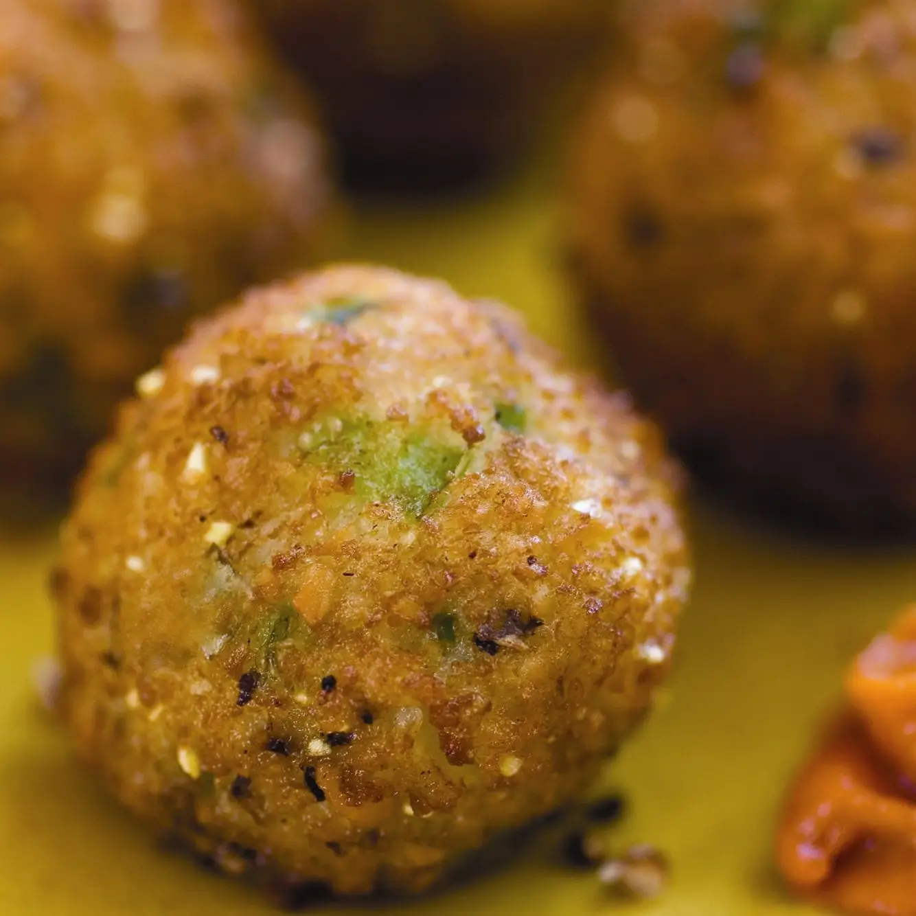 Bolinhos de ervilha de olhos pretos com molho de pimenta picante