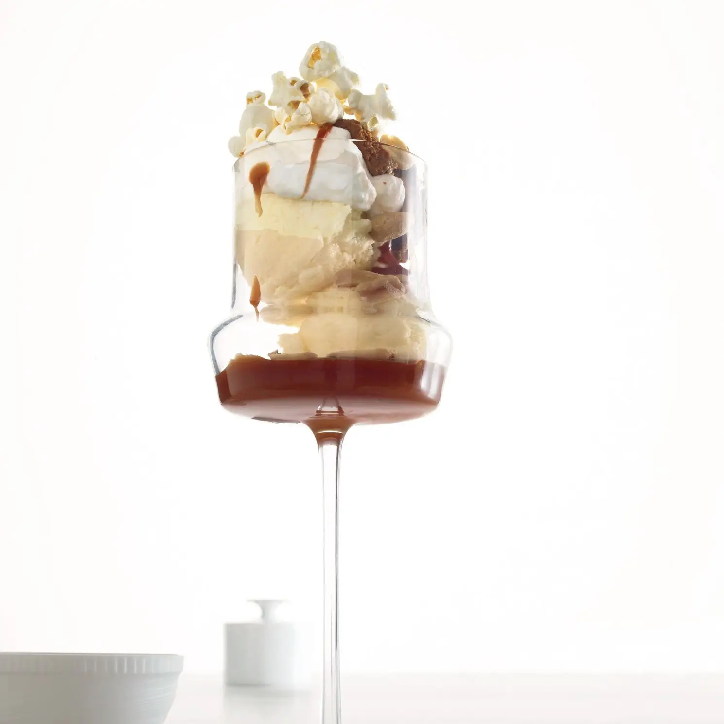 Sundae de sorvete com pópia com manteiga