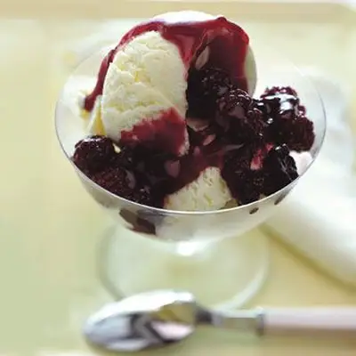 Creme de limão meyer congelado com molho de amora