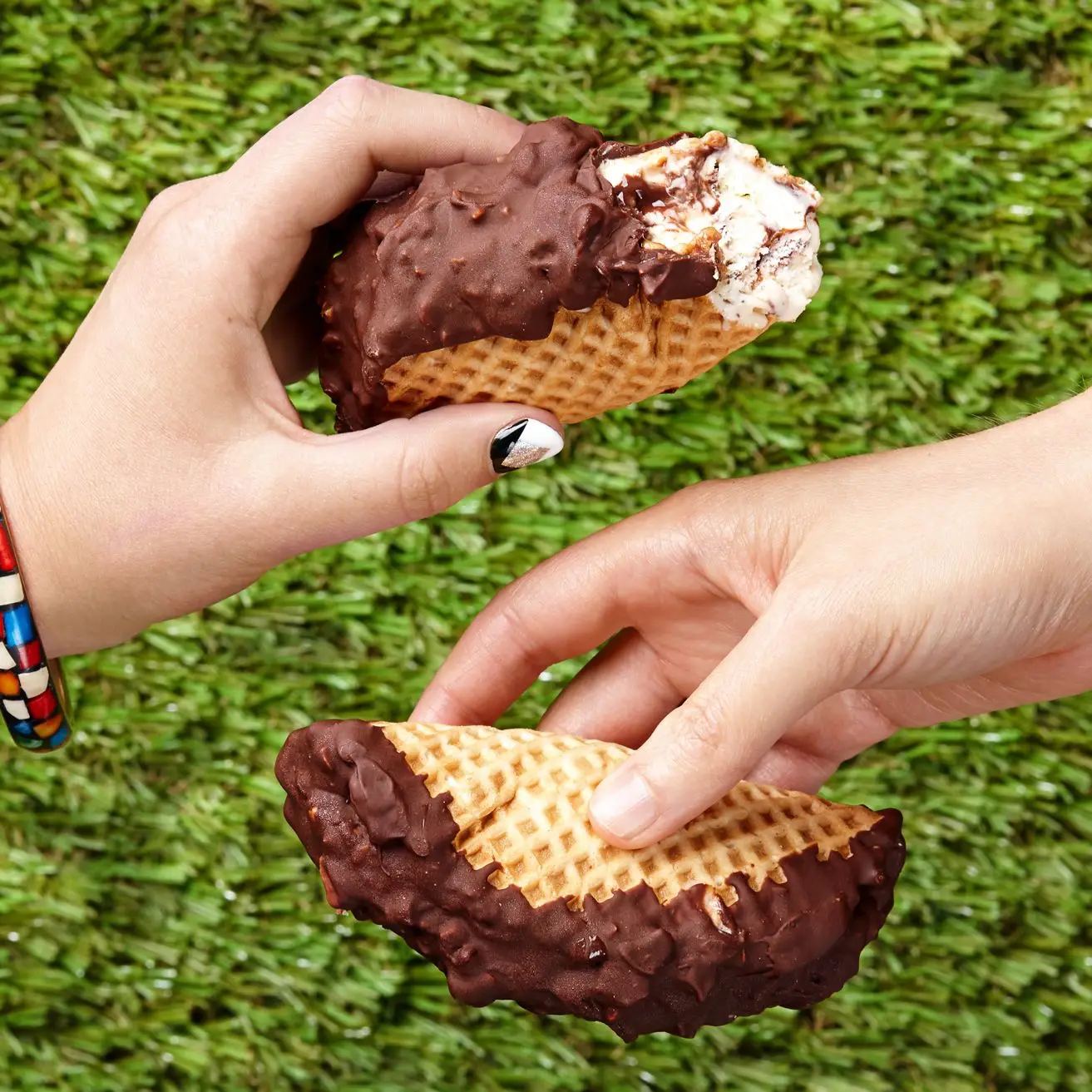 Tacos de sorvete com chocolate e amendoim