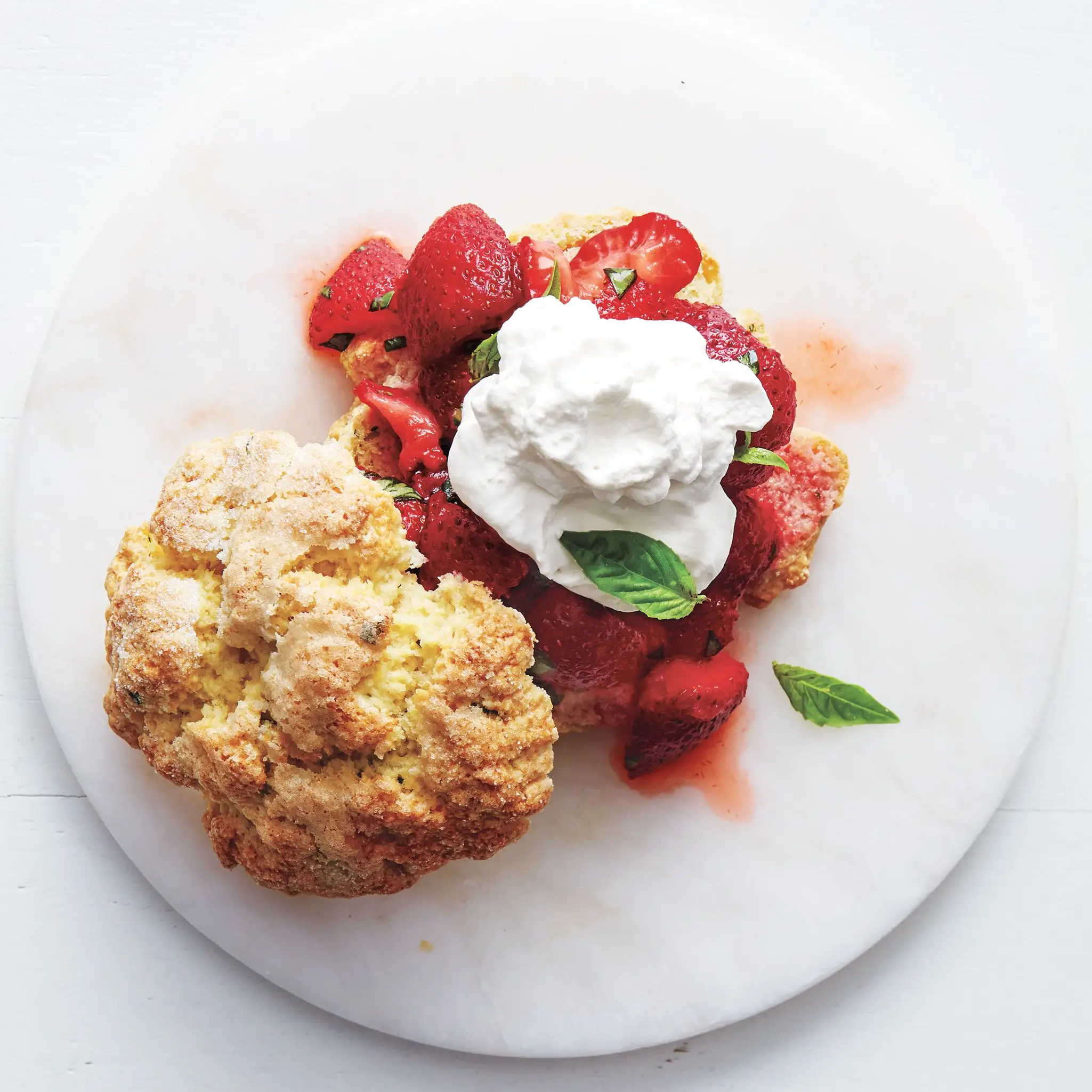 Strawberry e Basil-Cornmeal Shortcakes com chantilly de baunilha