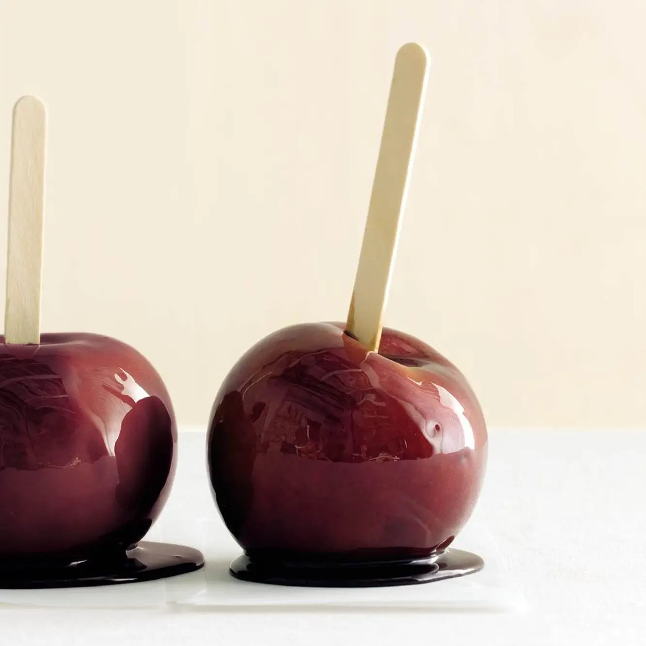 Maçãs de caramelo de vinho tinto