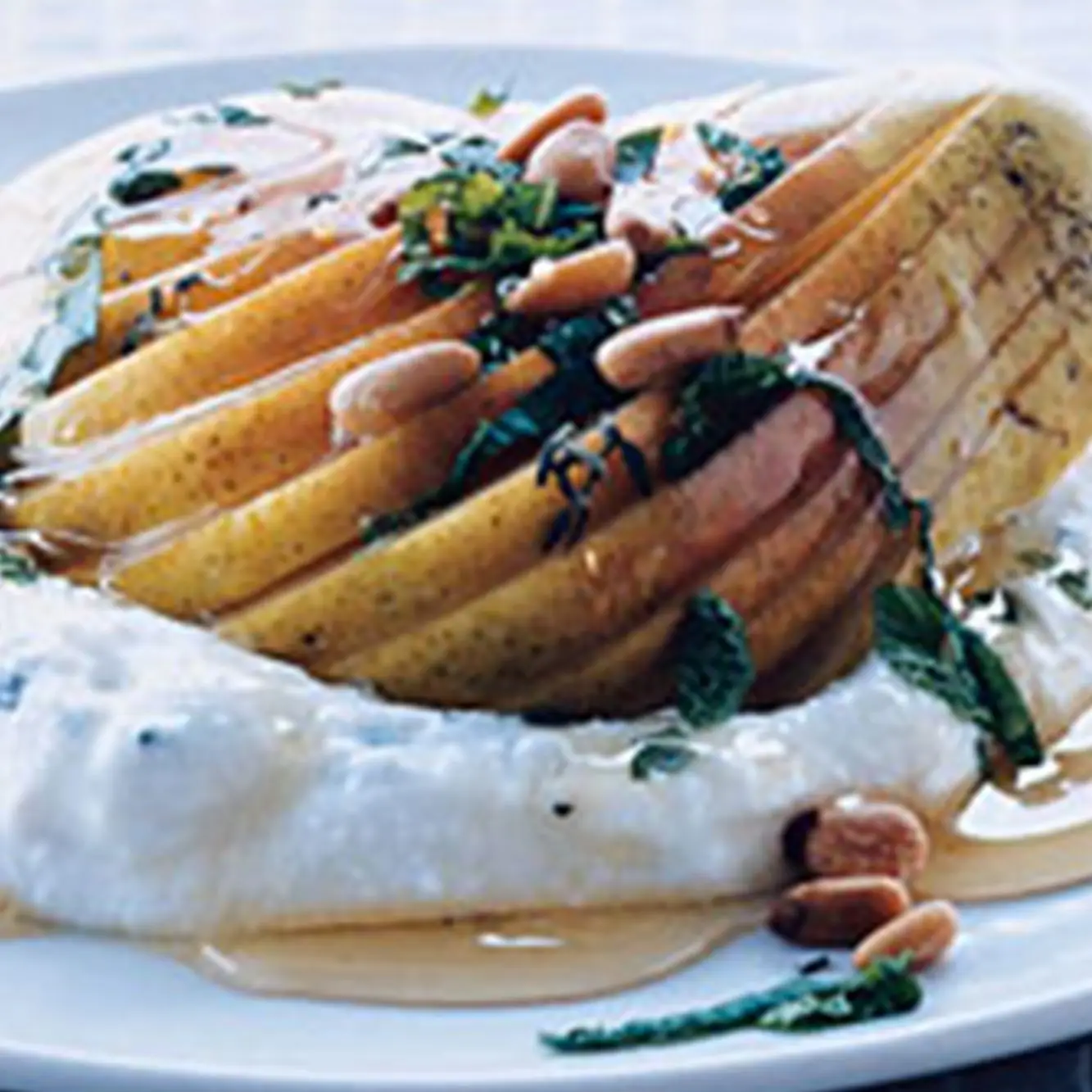 Peras com ricota e mel com ervas