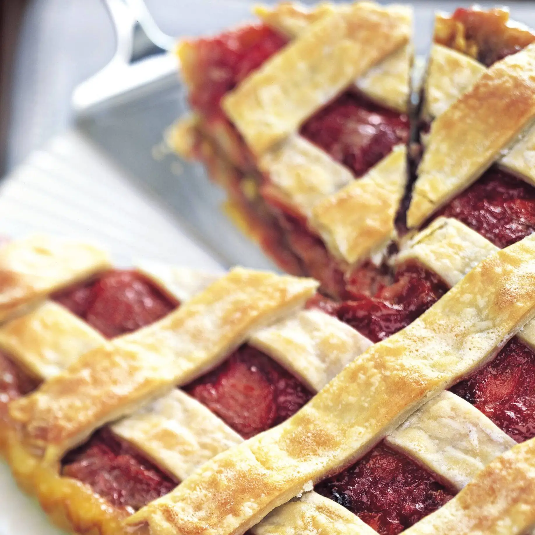 Ruibarbo e torta de treliça de chocolate branco
