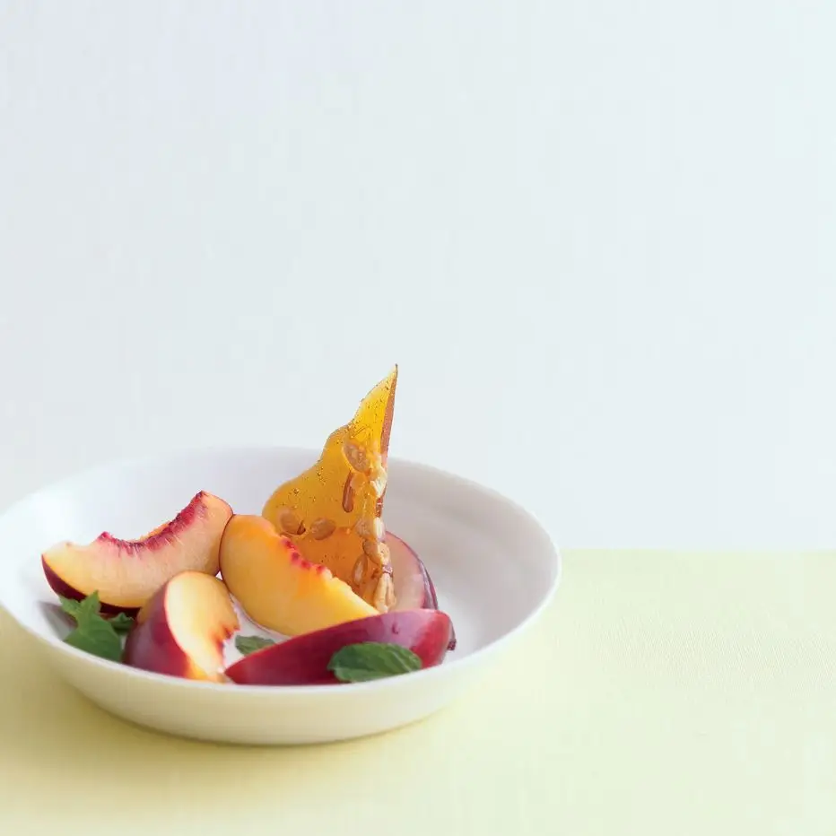 Nectarinas com creme de ricota-vanilla e pinheiro quebradiço