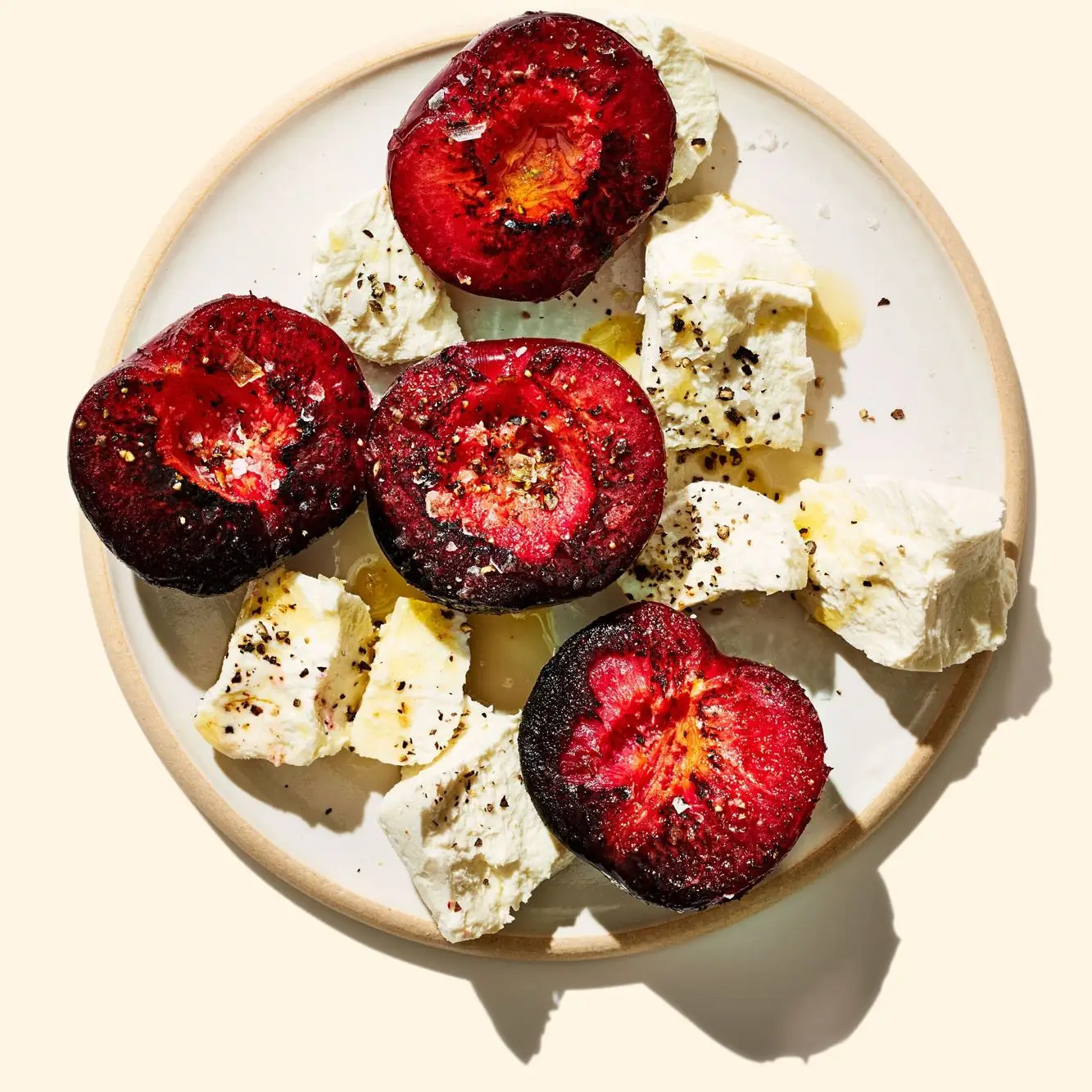 Ameixas com manteiga carbonizada com queijo