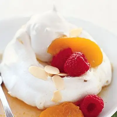 Pavlovas de damasco-raspberry com amêndoas fatiadas