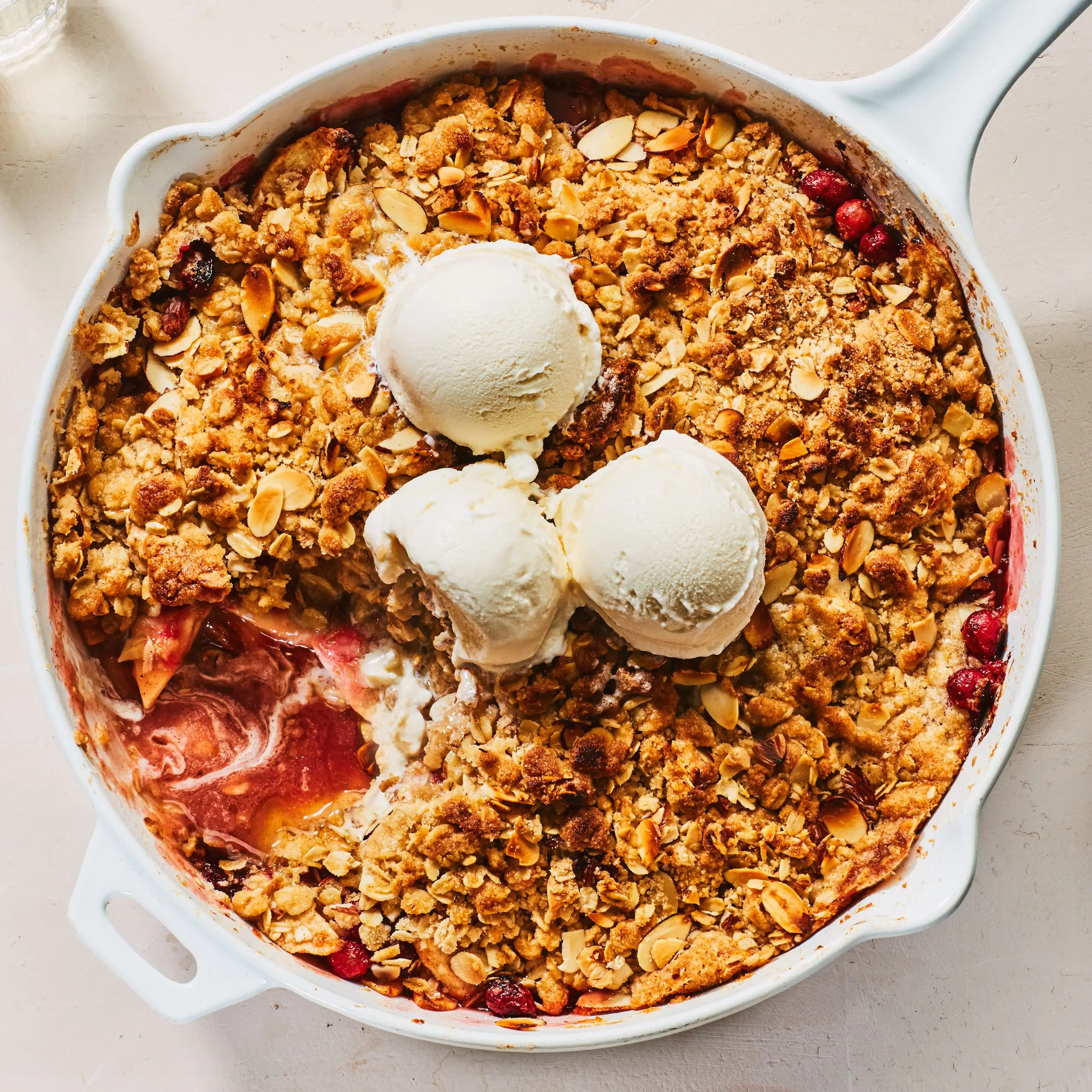 Crocante de maçã-cranberry com crumble de ave de aveia