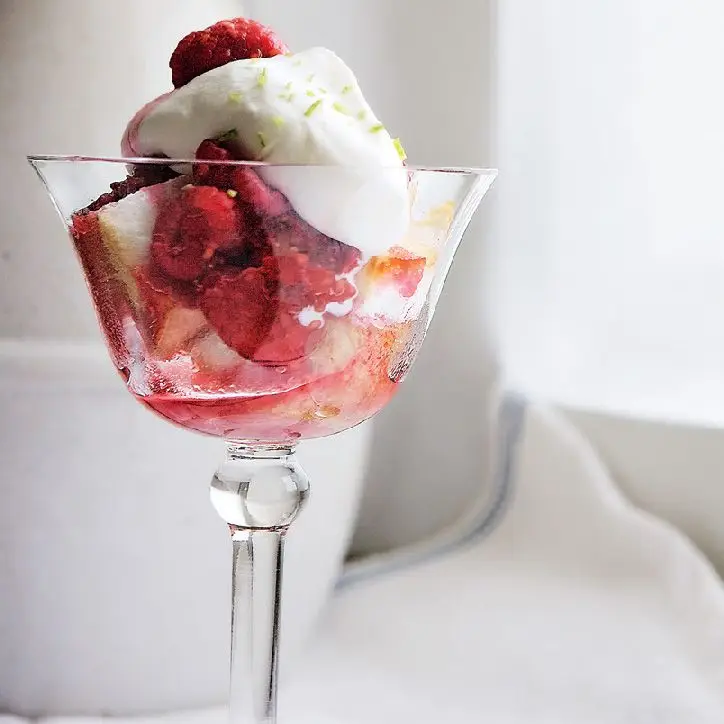 Bolo de framboesa com bolo de comida de anjo torrado