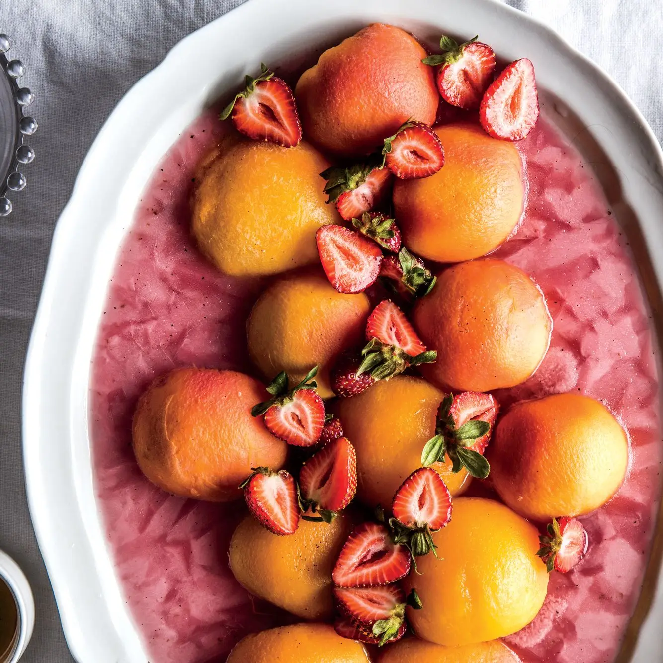 Peaches congelados com morangos e hortelã