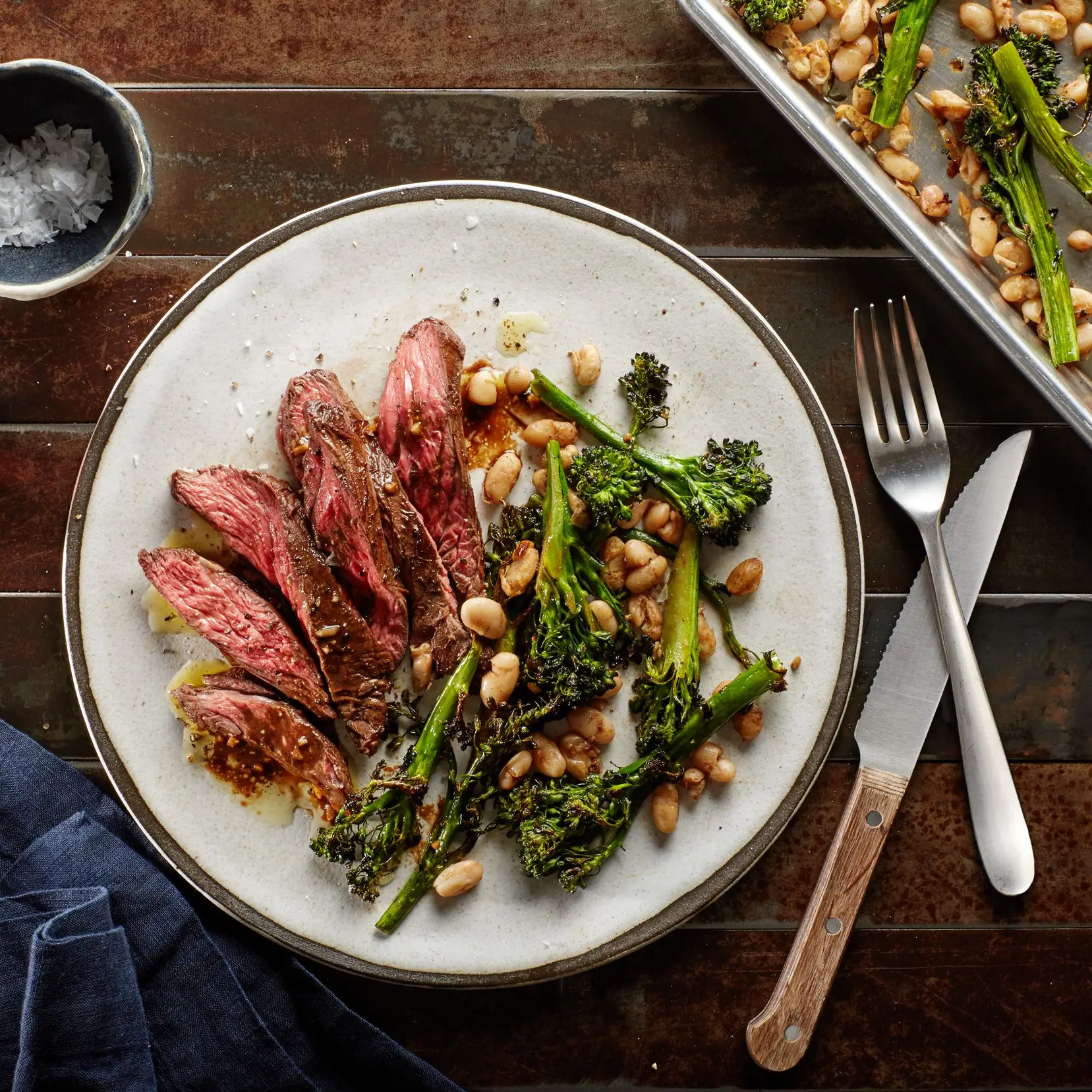 Bife de saia de folha com vinagrete balsâmico, brócolis e feijão branco