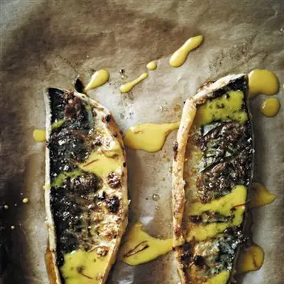 Cavala assada com alho e páprica