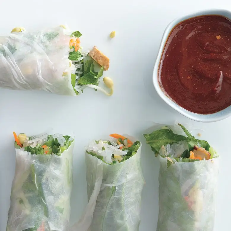 Rolinhos de verão com tofu assado e molho de mergulhar doce e santoso