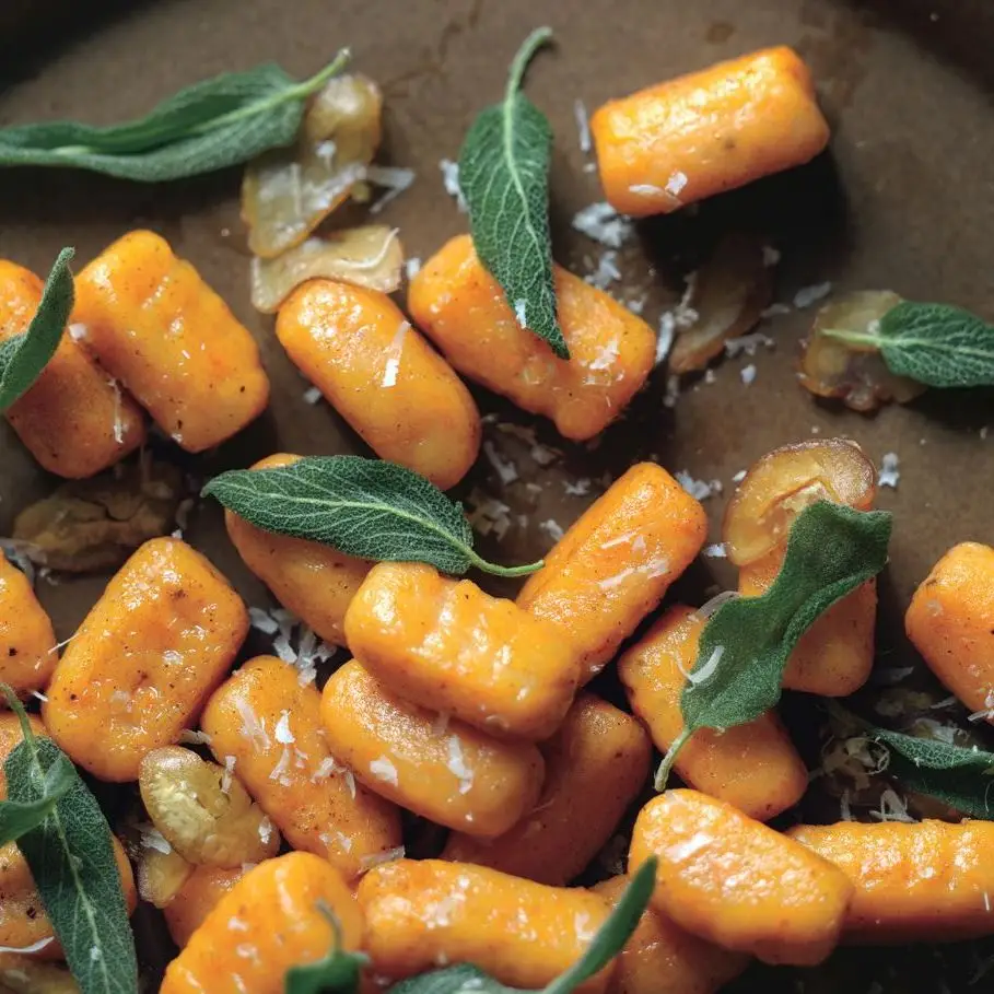Nhoque de batata -doce com sálvia frita e castanhas raspadas
