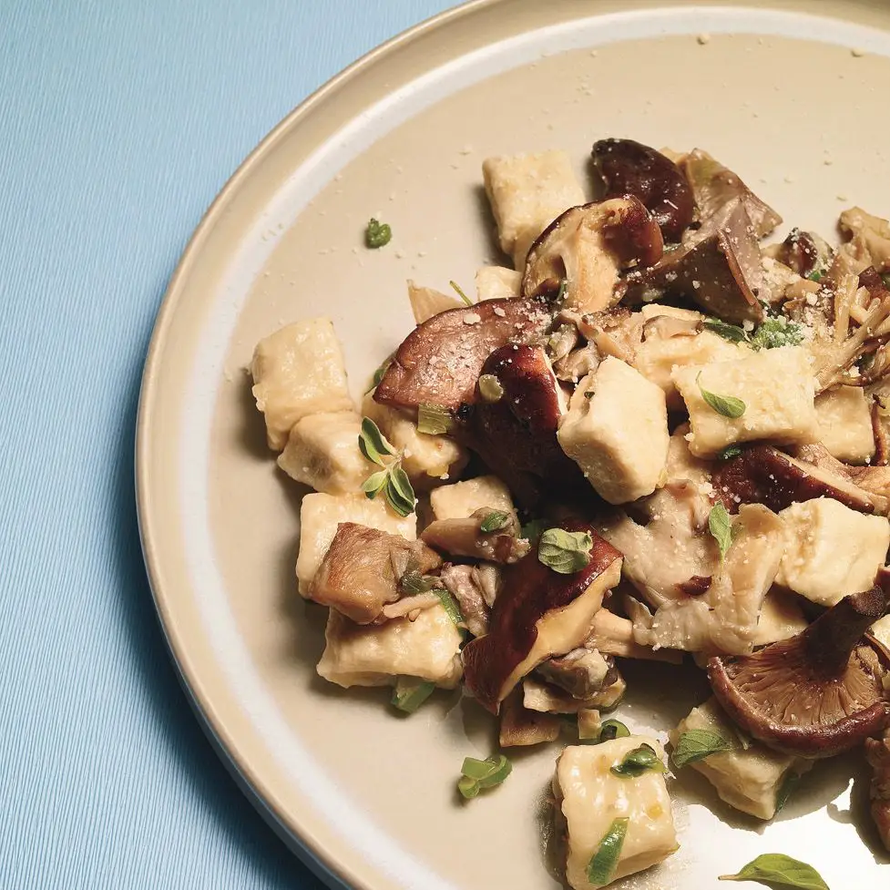 Ricota nhochi com cogumelos e marjoram