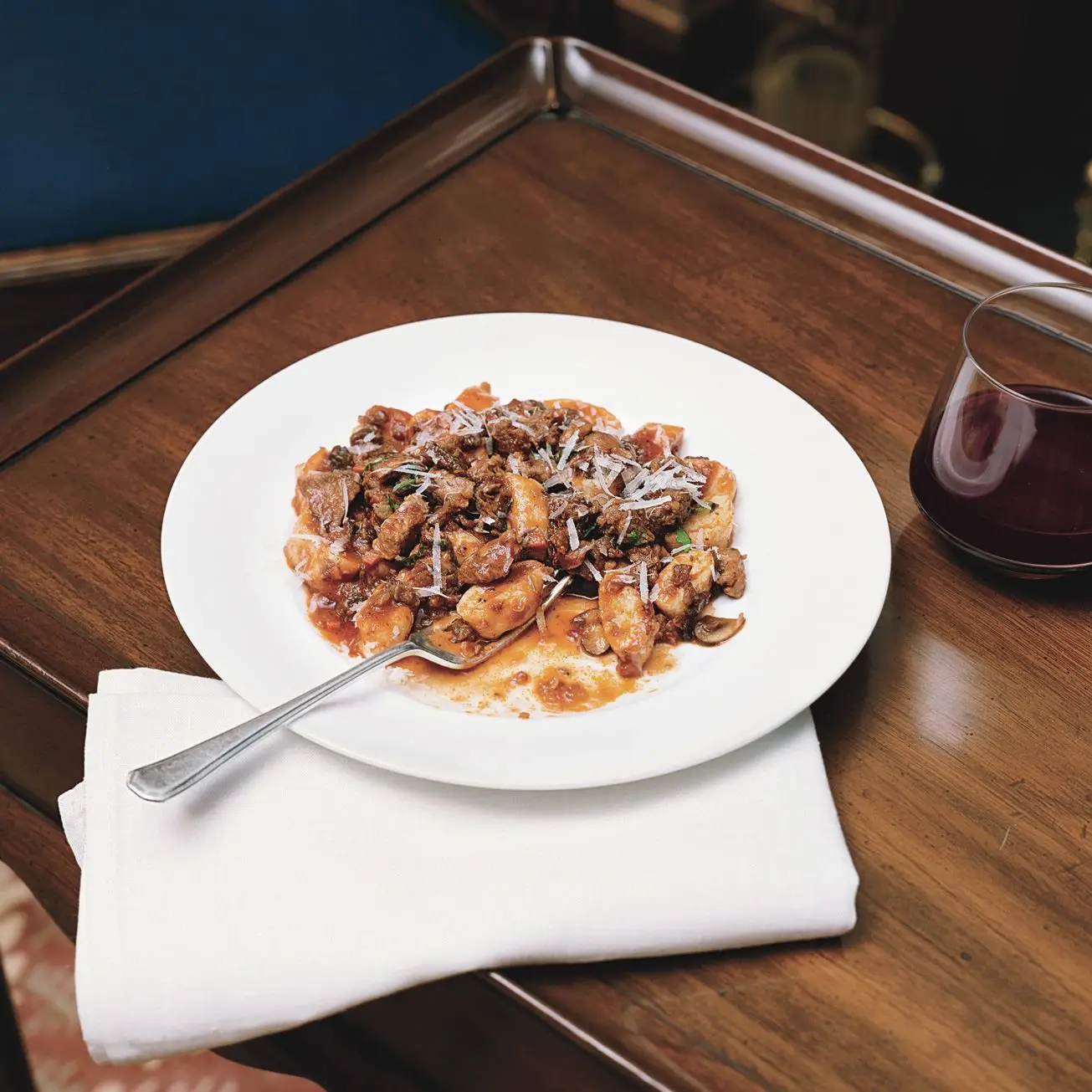 Nhoque de batata com carne de porco e cogumelos selvagens ragù