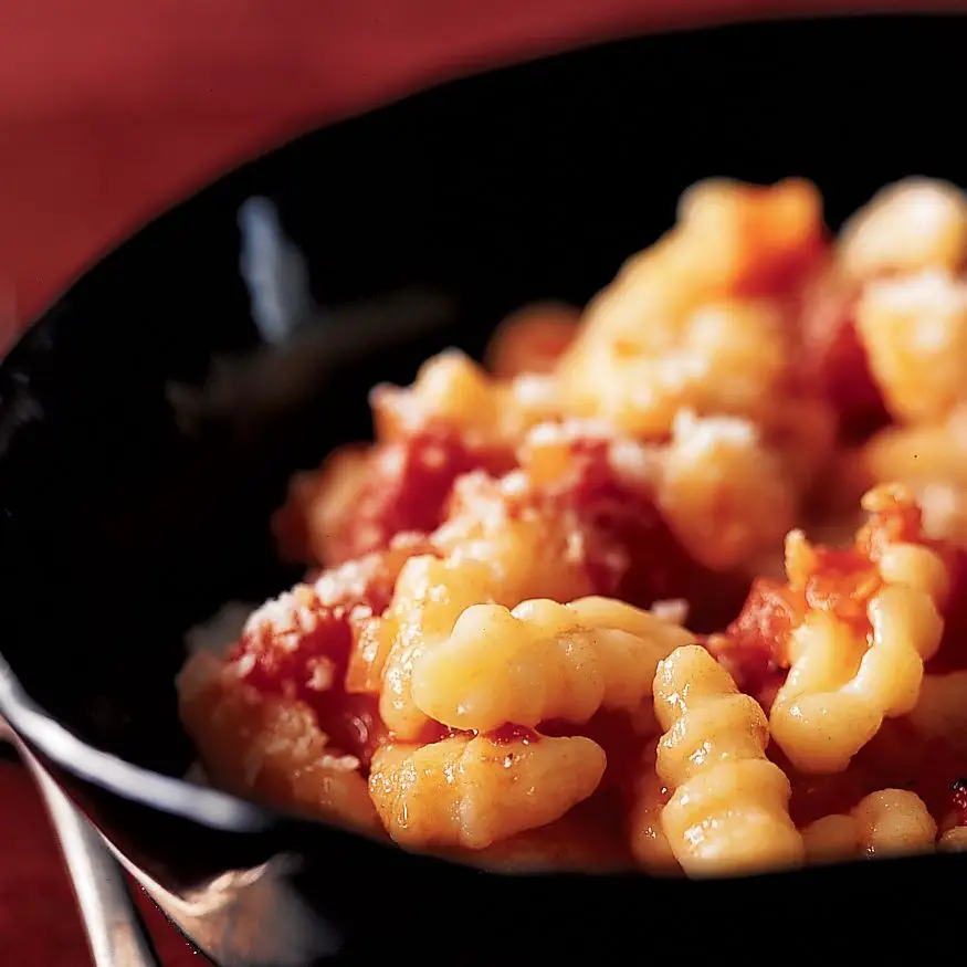 Pequenos lixões de batata com molho de tomate, cebola e guanciale (nhoque Alla Amatriciana)