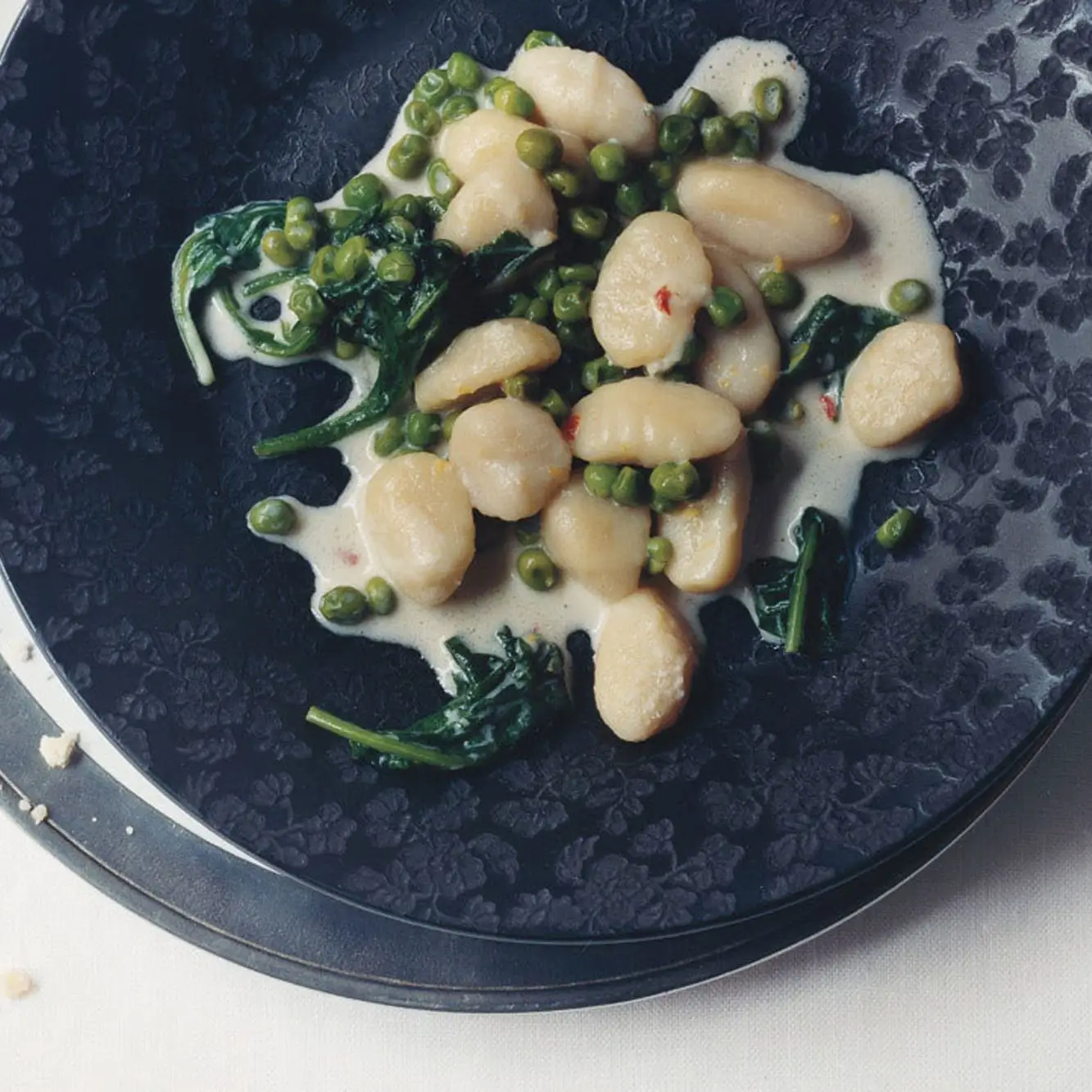 Nhoque de limão com espinafre e ervilhas