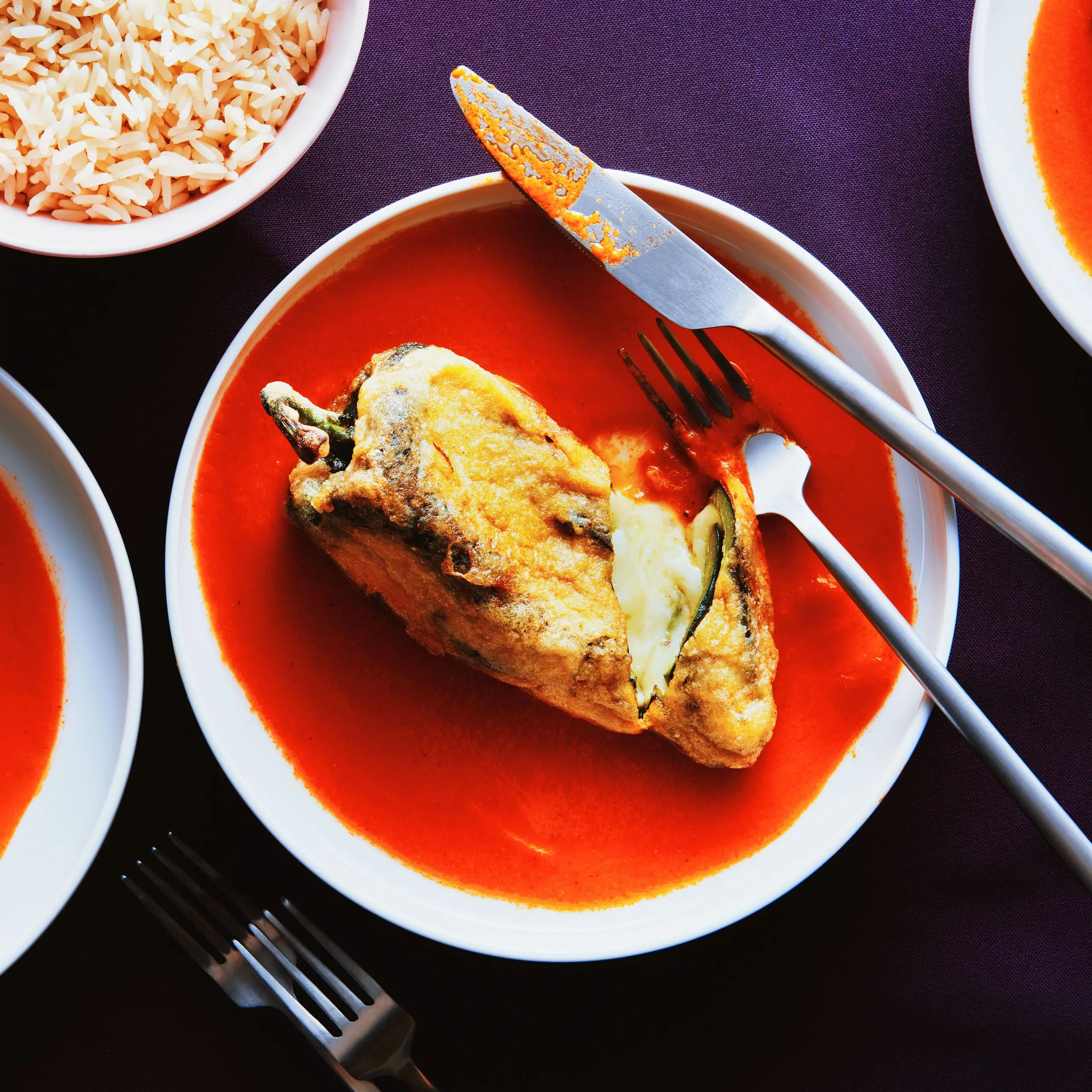 Chiles Rellenos (pimenta poblano cheia de queijo)