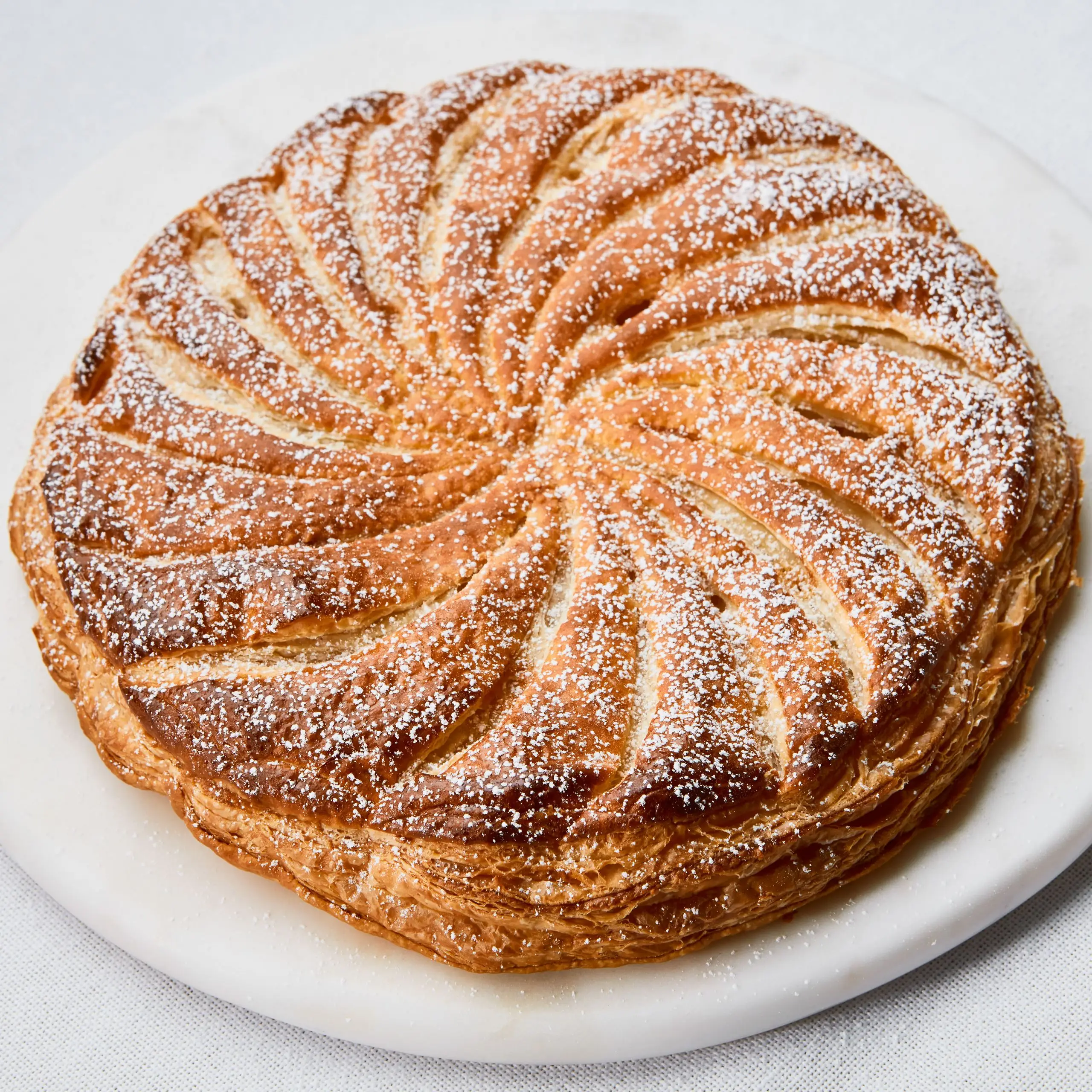 Galette des Rois (torta de massa folhada com creme de amêndoa)