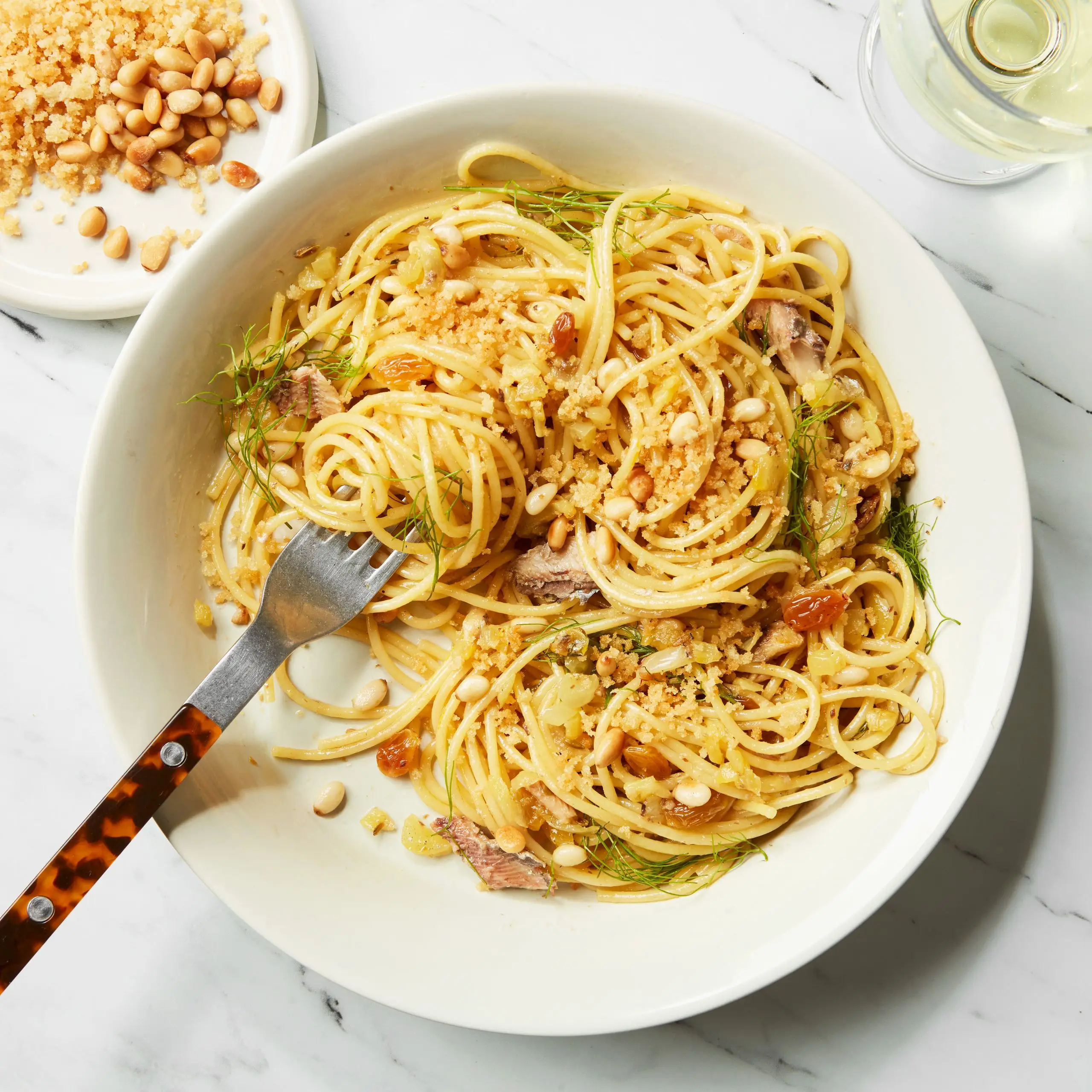Macarrão de estilo siciliano com sardinha