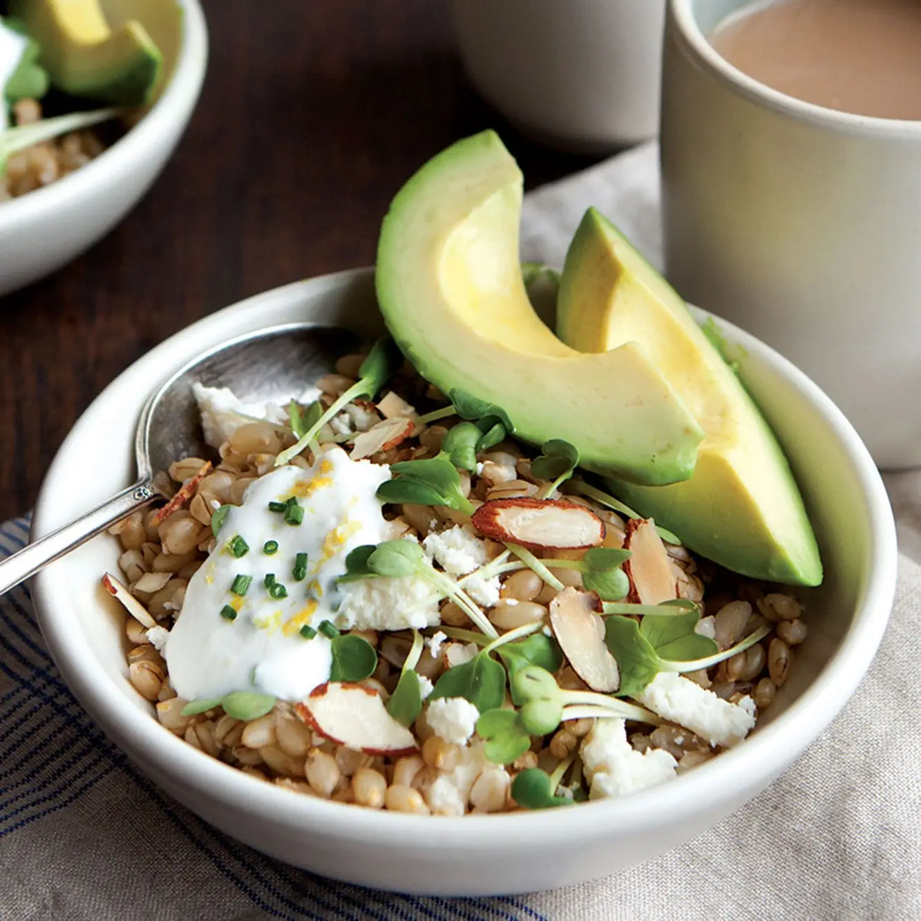 California Barley Bowl com molho de iogurte de limão