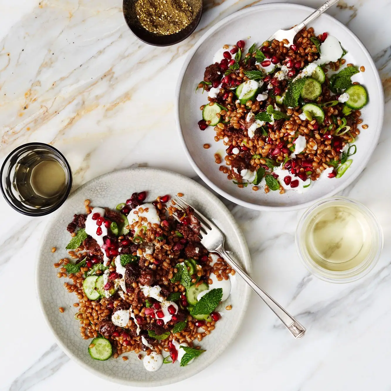 Wheat Berry Bowl com merguez e romã