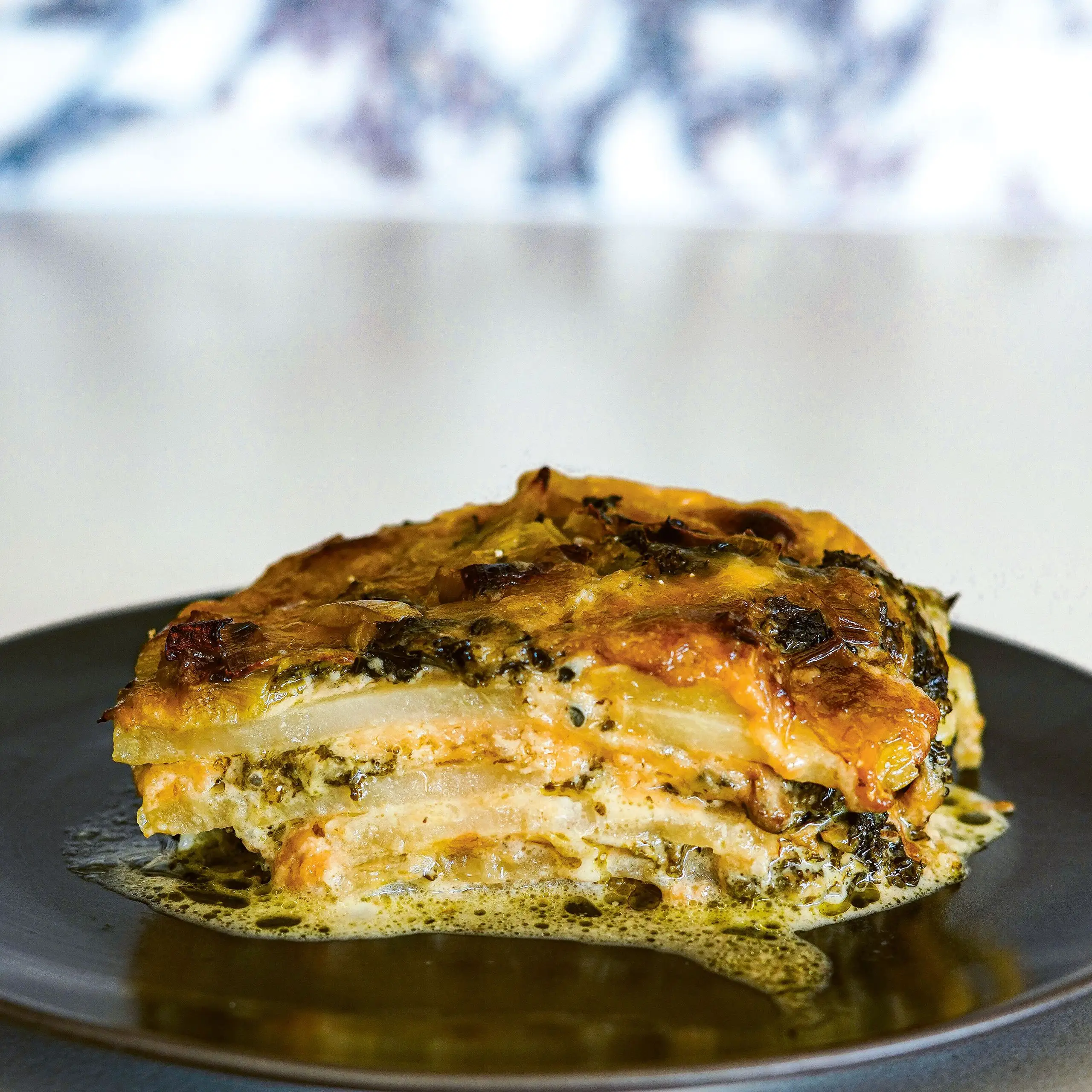 Batata de panela lenta, alho -poró e gratinado de couve com muito queijo