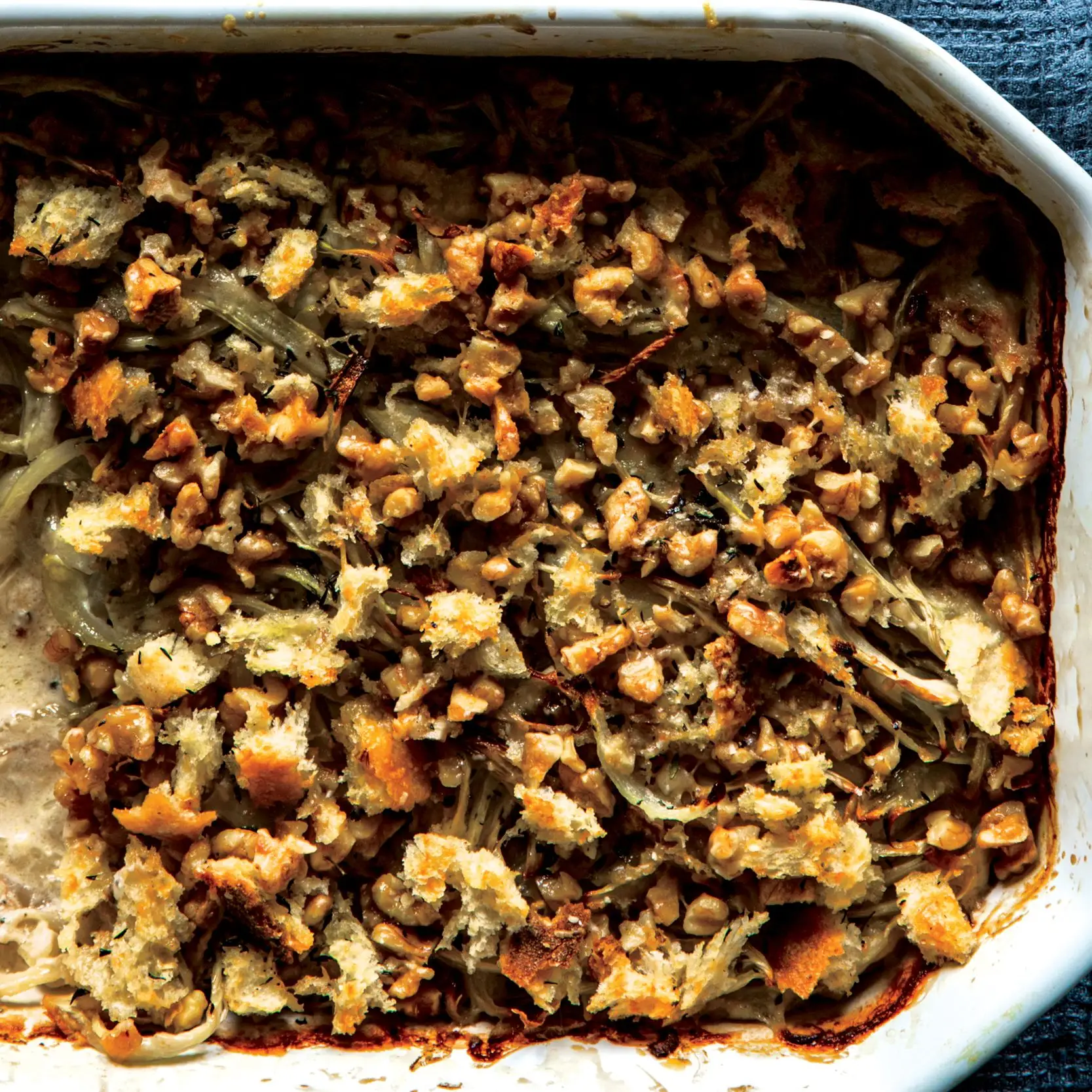 Gratino mit Phennel mit einer Säge mit Brot