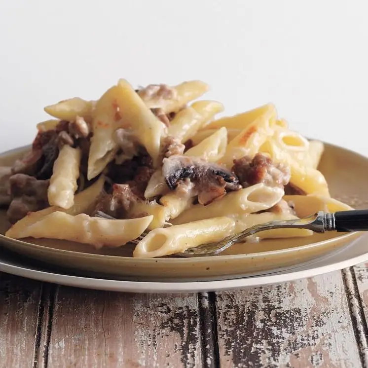 Salsicha e cogumelo Penne gratin
