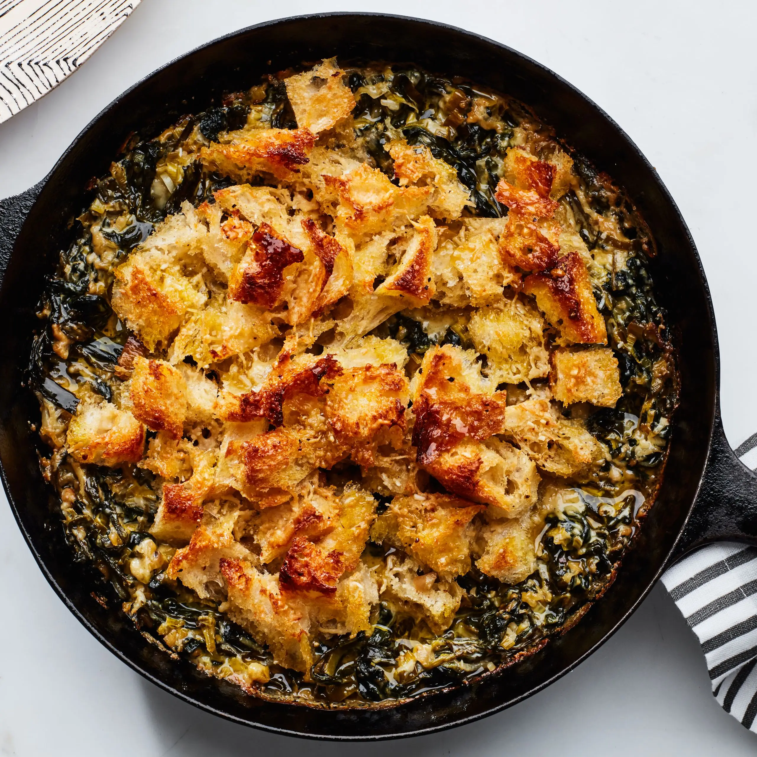Greens de primavera e gratinado de alho -poró