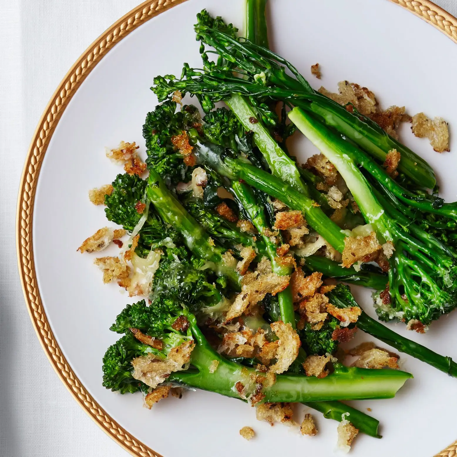 Gratinado de brócoli-cheddar com migalhas de pão de centeio