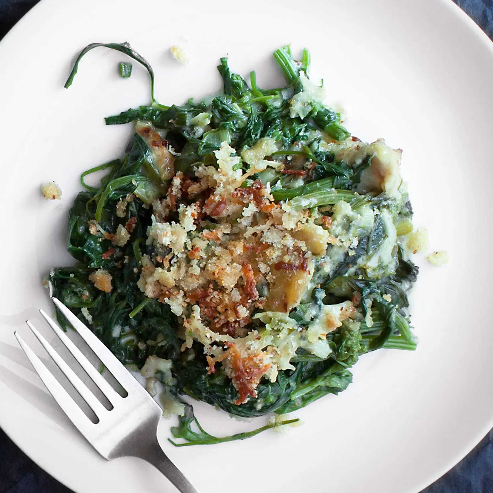 Gratinados cremosos dos quartos de cordeiro