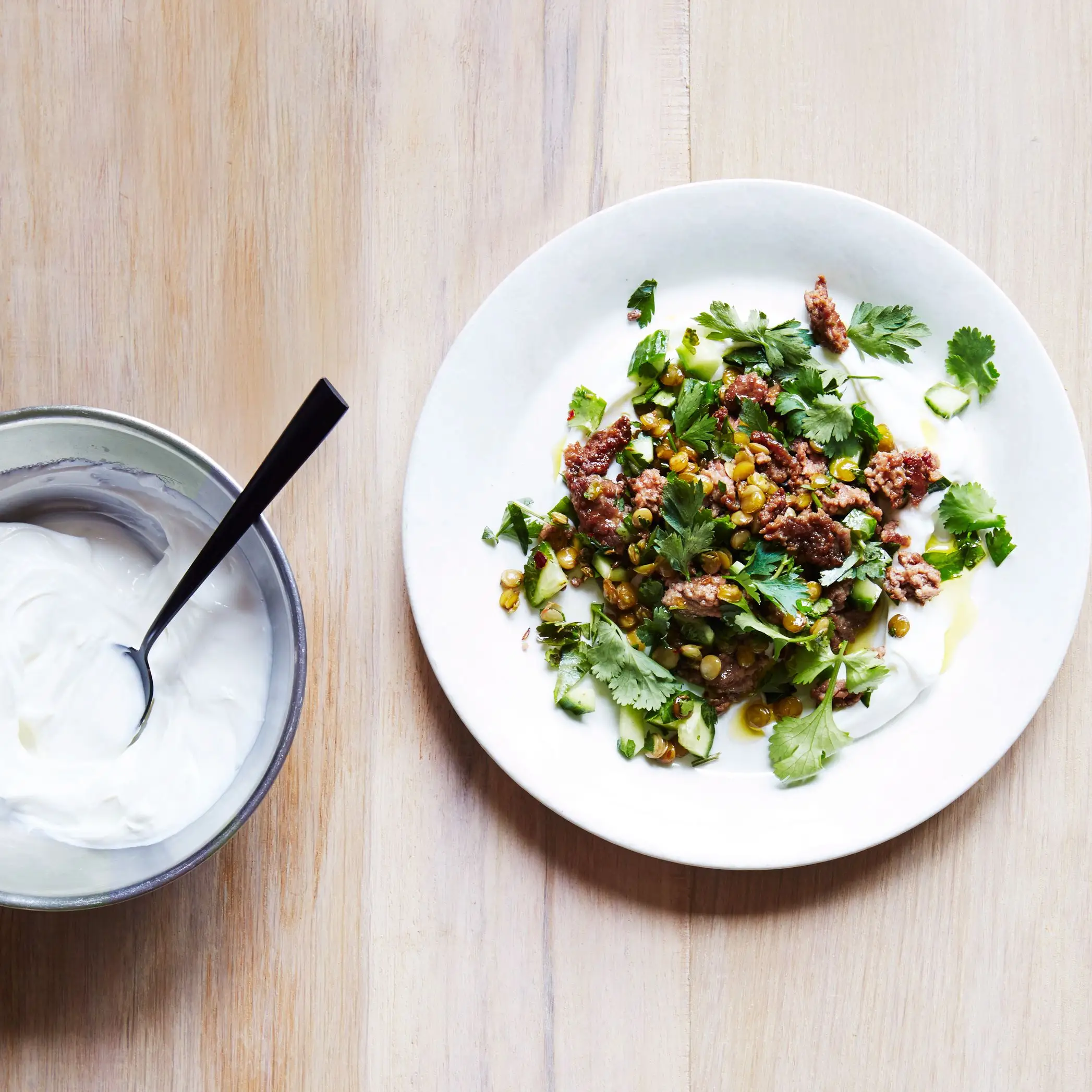 Cordeiro picante e lentilhas com ervas