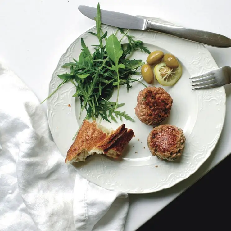 Rissóis de salsicha de cordeiro com hortelã fresca, feta e alho