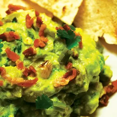 Guacamole avec bacon, rampes grillées (ou oignon vert) et courbes rôties