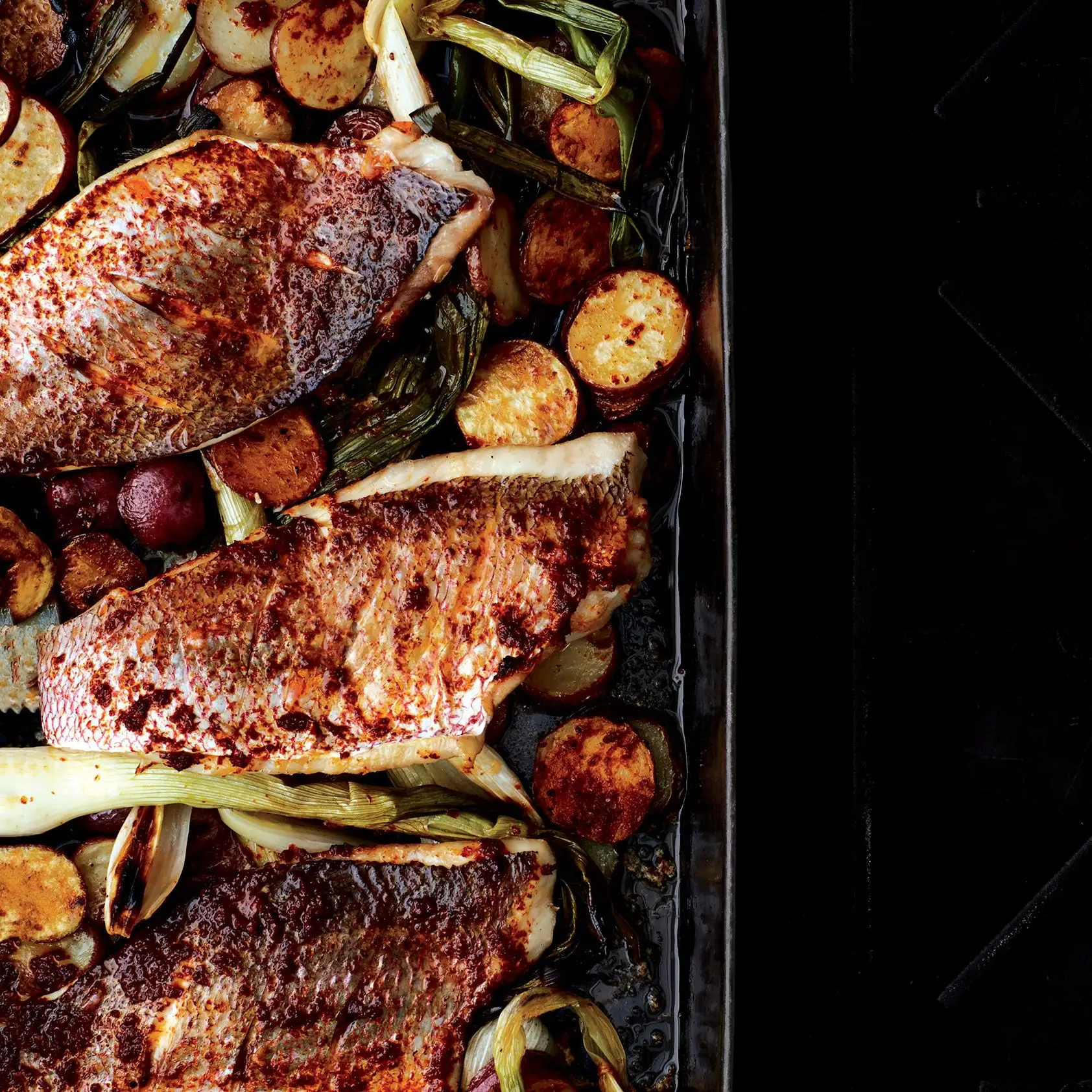 Snapper pečený s Harissou, novými zemiakmi a jarnou cibuľou