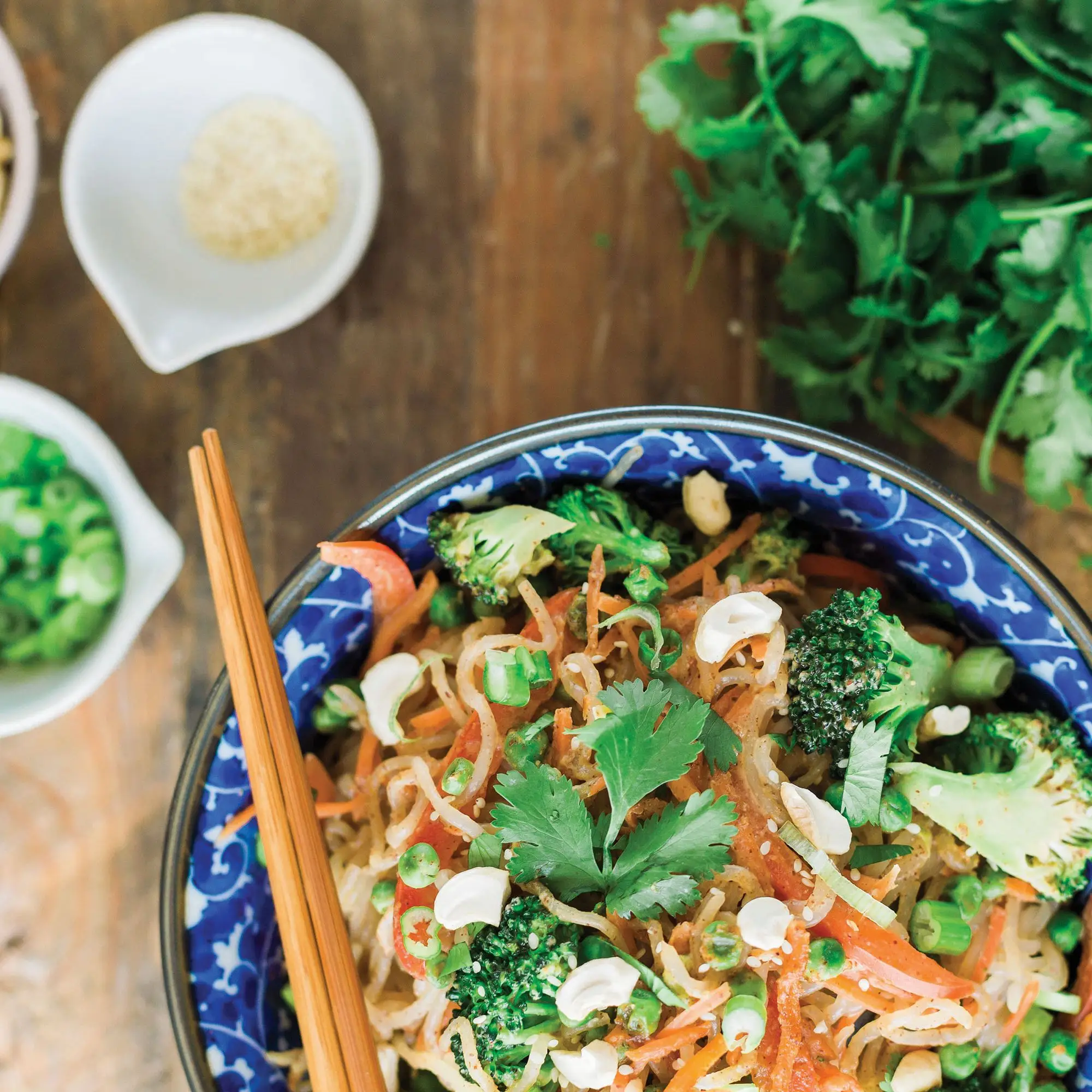 Almond pad Thai com macarrão Shiritaki