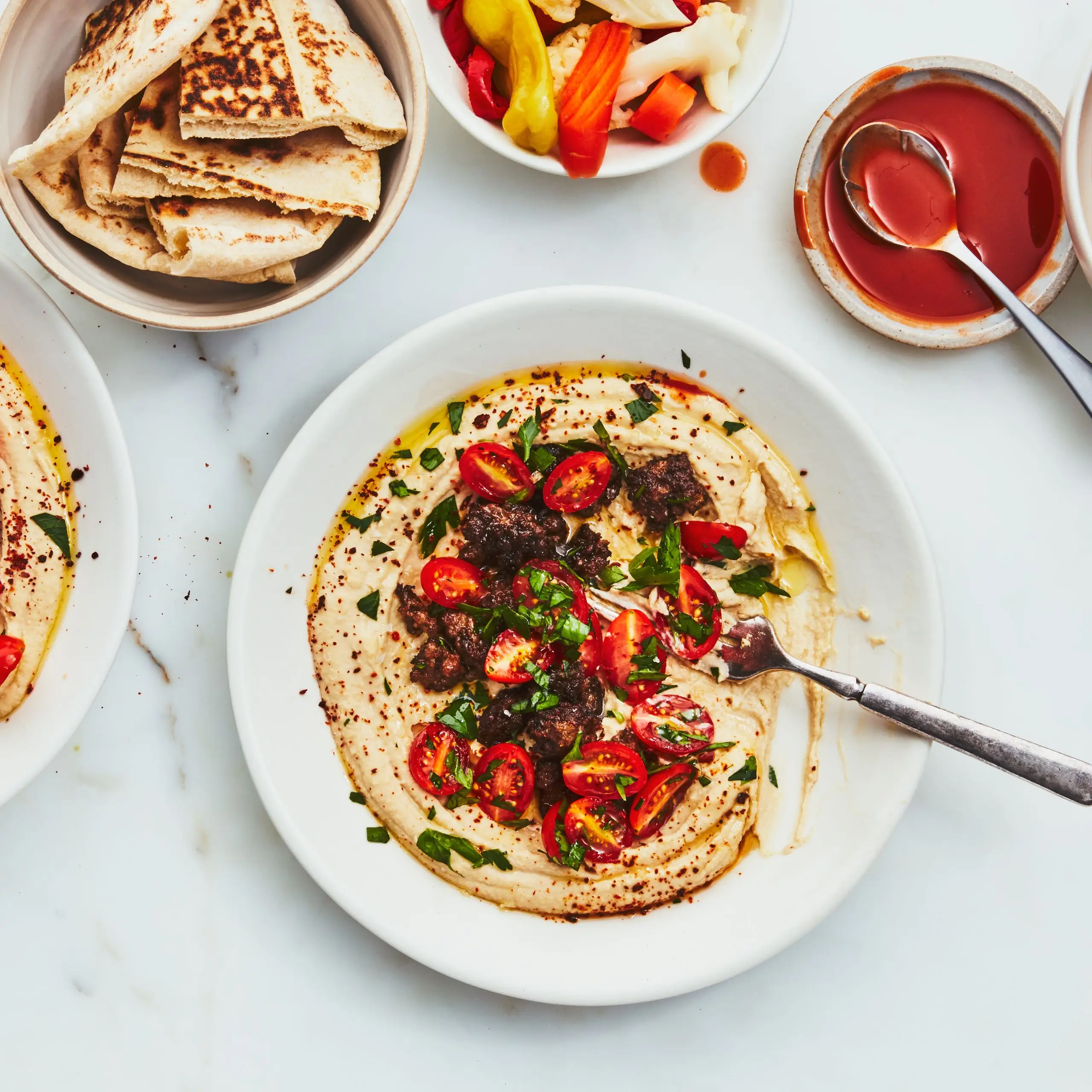 Tigelas de jantar hummus com carne moída e tomate temperados
